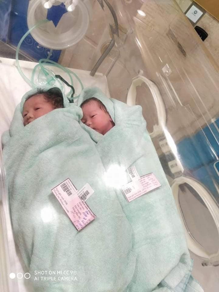 Hnay tự nhiên mẹ nhớ 2 Thỏ ngày mới chào đời ... Thương lắm tải nằm lồng kính 1 ngày 1 đên mới đc về với mẹ ...
Sáng 8h42p - 8h43p Thỏ chị & Thỏ em cất tiếng “ Oe oe oe “ chớp mắt đã đc 8m5 rồi con ah ...