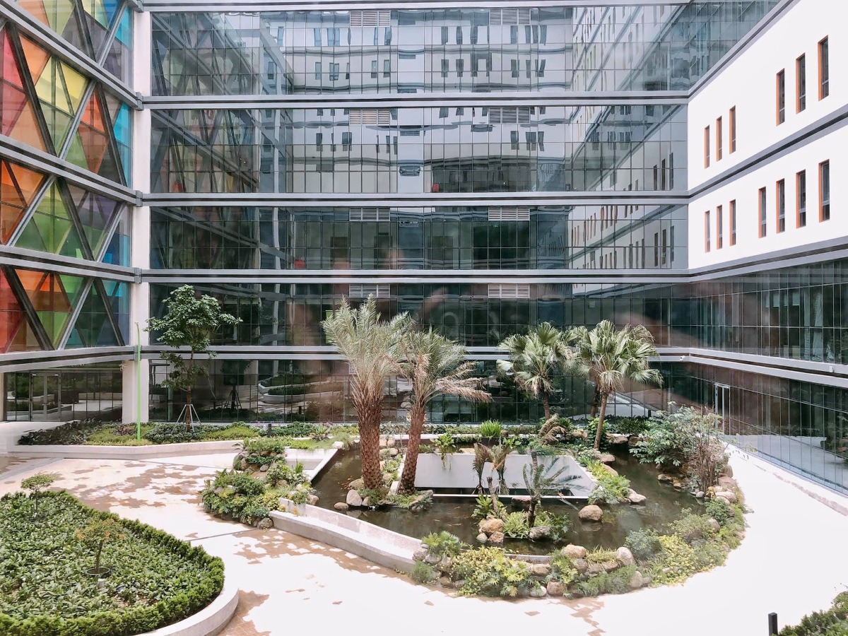 Trải nghiệm Bệnh viện đa khoa Hồng Ngọc Phúc Trường Minh ☺️
...
- Bước đến cổng có bảo vệ đỡ xuống xe và đo nhiệt độ
- Sau đó vào khu test nhanh covid và khử khuẩn, hết khoảng 30p
- Tiếp theo có các bạn nhân viên hướng dẫn và dắt các mẹ bầu đi từng phòng: khám - xét nghiệm nước tiểu - xét nghiệm máu- siêu âm - chạy máy
- Thời gian chờ kết quả xét nghiệm khá lâu (khoảng 1-1,5 tiếng). Trong thời gian này có thể xuống dưới tầng 1 ăn nhẹ, uống nước miễn phí ạ - lúc vào khám mỗi mom được phát 1 phiếu ăn free nha
- Khi có kết quả xét nghiệm, chạy máy đầy đủ thì sẽ đi khám với bác sỹ gây mê, đi nghe kết luận của bác sỹ sản và lên lịch hẹn cho lần sau
- Cuối cùng nếu các mẹ có nhu cầu thì sẽ có 1 bạn nhân viên tư vấn dẫn đi thăm quan và giới thiệu các khu bệnh viện nhé 😂
- Em update thêm ảnh các phòng VIP, phòng riêng, phòng tiêu chuẩn nhé.