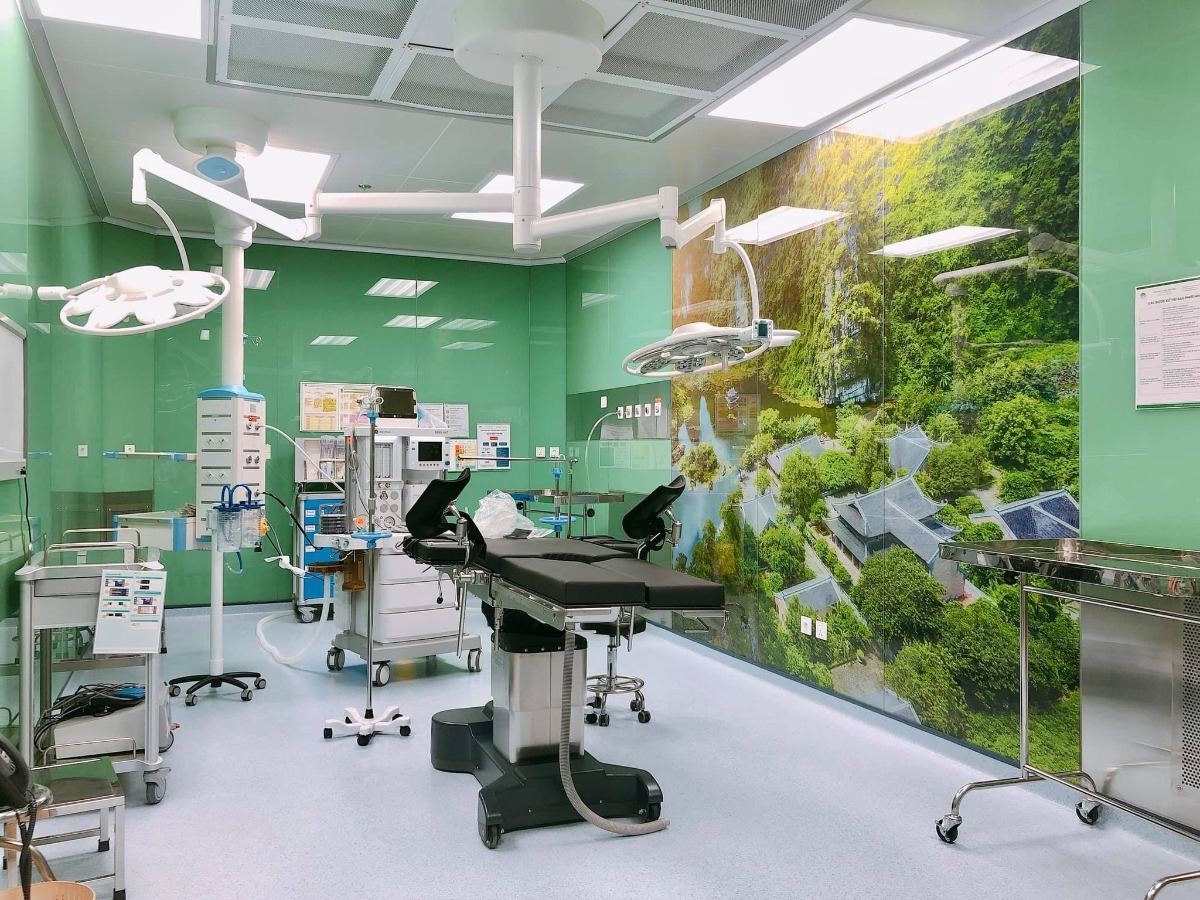 Trải nghiệm Bệnh viện đa khoa Hồng Ngọc Phúc Trường Minh ☺️
...
- Bước đến cổng có bảo vệ đỡ xuống xe và đo nhiệt độ
- Sau đó vào khu test nhanh covid và khử khuẩn, hết khoảng 30p
- Tiếp theo có các bạn nhân viên hướng dẫn và dắt các mẹ bầu đi từng phòng: khám - xét nghiệm nước tiểu - xét nghiệm máu- siêu âm - chạy máy
- Thời gian chờ kết quả xét nghiệm khá lâu (khoảng 1-1,5 tiếng). Trong thời gian này có thể xuống dưới tầng 1 ăn nhẹ, uống nước miễn phí ạ - lúc vào khám mỗi mom được phát 1 phiếu ăn free nha
- Khi có kết quả xét nghiệm, chạy máy đầy đủ thì sẽ đi khám với bác sỹ gây mê, đi nghe kết luận của bác sỹ sản và lên lịch hẹn cho lần sau
- Cuối cùng nếu các mẹ có nhu cầu thì sẽ có 1 bạn nhân viên tư vấn dẫn đi thăm quan và giới thiệu các khu bệnh viện nhé 😂
- Em update thêm ảnh các phòng VIP, phòng riêng, phòng tiêu chuẩn nhé.