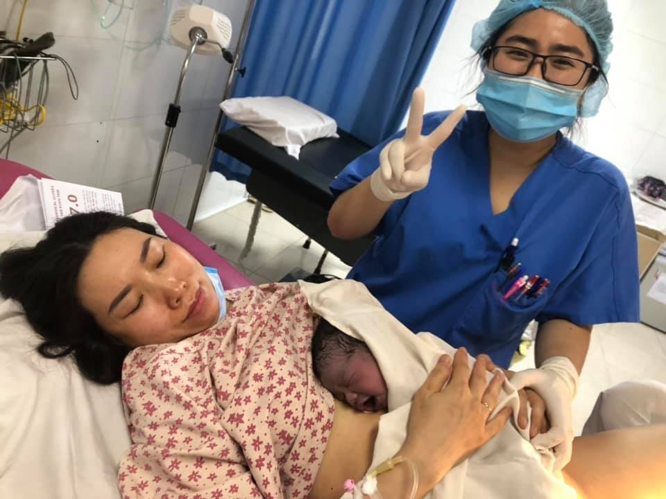 5h sáng vào viện
14h đau dồn dập và 15h15 phút dặn 2 hơi em ra gặp mẹ
Mẹ cháu đẻ cháu hôm 27/5
Tặng vía má lúm, sinh thường sinh nhanh, ăn ngoan ngủ ngoan cho các mẹ nha