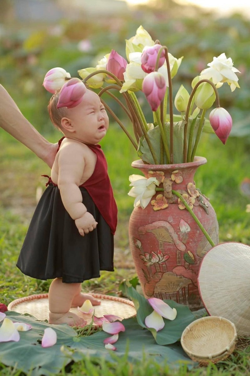 Mùa sen thấy mng khoe ảnh chụp sen nhiều nên em cũng xin phép khoe bộ ảnh của nàng Tấm mỏng manh nhà em 🤣🤣 
Không bắt được con cá nào mà khóc mãi không thấy bụt hiện lên 🤷🏻‍♀️