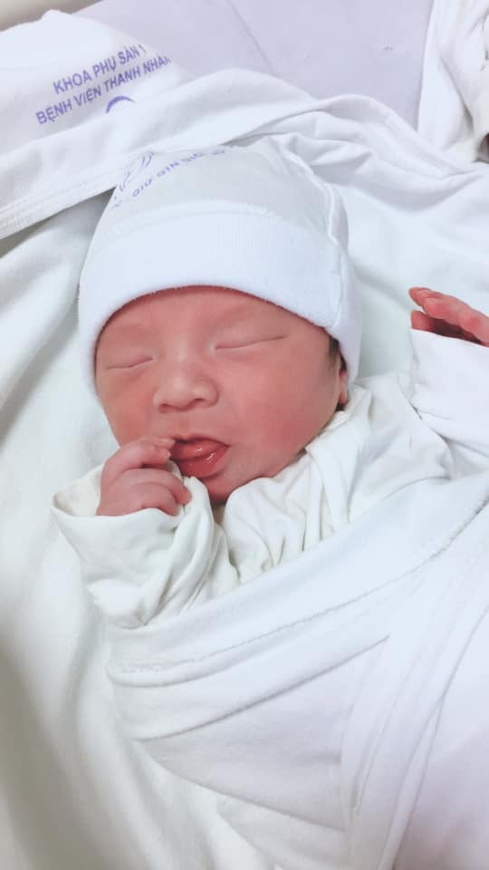 👍 Ông bố tuyệt vời nhất năm 👍
                 💞💞🌟💞💞
Tự đỡ đẻ cho song thai tại nhà
                     💪💪💪
👉Sau đó được trung tâm 115 đưa đến BV Thanh Nhàn
🌼Trộm vía tỷ lần, mẹ khoẻ, con nhanh nhẹn khoẻ mạnh
🐥Ủn mông các con hay ăn chóng lớn
💋💋💋💋💋💋💋💋💋💋💋💋💋😁