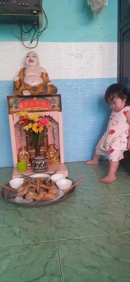 Bữa nay nhà bà chị t cúng mùng 5,mà sơ hở là mất cái đầu gà vs nó liền, con gái út của bả..😂
Cre: Minh Chien Pham