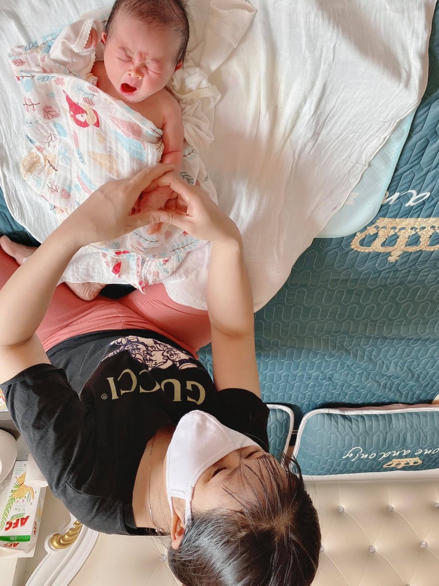 Con là cô bé sinh ngày 7/6 tại Viện 103. Mẹ con nhập viện khi đã mở 7p. Bố con ko kịp vào khi con chào đời vì chưa có kq xn covid nhưng các y bác sĩ của bệnh viện rất nhẹ nhàng, nhiệt tình nên mẹ con vẫn cảm thấy yên tâm. Phòng sinh và sau sinh rộng rãi, sạch sẽ, chi phí sinh thì siêu rẻ nên các mẹ đừng phân vân khi chọn V3. Mẹ con con chân thành cảm ơn các y bác sĩ của Khoa Sản Viện 103! 🥰🥰🥰