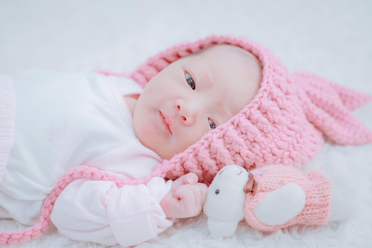 Nhật kí đi sinh tại Bắc Hà:

- Biết đến BH đungs dịp Tết qua quảng cáo của FB, tìm hiểu qua về chi phí nhưng rồi cũng để đó vì mình đã xác định đki bv khác. Tình cờ thế nào dịp 8/3 lại thấy bài quảng cáo tại BH hiện lên và trùng hợp là con gái của bạn thân bố mẹ mình cũng dki tại BH và chia sẻ rất okela nên 1 lần nữa quyết tâm tìm hiểu kĩ hơn. Quyết định hẹn bạn tư vấn qua trực tiếp bệnh viện để tham khảo.

- 1 chiều thứ 7 đẹp trời, mẹ và 2 vc mình qua để được tư vấn. Ấn tượng đầu tiên là có chú bảo vệ cầm ô và ra mở cửa xe rất tận tình, hướng dẫn vào khu khai báo y tế rồi đợi bé Huyền xuống tư vấn. Mình được tặng 1 buổi khám siêu âm 4D miễn phí tại buổi này coi như là trải nghiệm thực tế luôn. Mình được đưa đi từng tầng để giới thiệu, đưa qua từng phòng để khám và siêu âm. Sau vài tiếng trải nghiệm thì 2 vc qdinh cọc 1 khoản tiền để đki gói sinh ở BH mốc tuần 36😀

- Gói sinh ở đây bao gồm số lần được thăm khám, siêu âm, làm các xét nghiệm tương ứng vs từng gói. Hẳn mọi người nghĩ w36 mới được khám thì chả dùng được mấy nhưng không đâu. Mình được kích hoạt gói này luôn từ lúc đăng kí là w25. Lỡ mà có dùng hết số lần khám thì những lần sau phát sinh bao lần thì thanh toán riêng sau.

- Mọi chuyện diễn ra bình thường cho đến w32, mình phát hiện ctc tụt thảm hại 😢. Nhân đây mình đội ơn bs Lợi ( Bs siêu âm) rất nhiều vì đã phát hiện, theo dõi cho 2 mẹ con mình liên tục, đưa ra những tư vấn. BS động viên mình, cố gắng đặt ra từng mốc và vượt qua, qua mốc 34 để ko phải tiêm trưởng thành phổi, qua mốc 36 để con đảm bảo cân nặng ko bị sinh non. Và kì diệu là mình cán đích tại 37w1d. 🥰

- Chặng đường tưởng đơn giản nhưng ko hề các mẹ ạ. w32 phát hiện ctc tụt. w33 được chỉ định nhập viện PSTW theo dõi 5n thì về. để tiện gần nhà mình vẫn thăm khám siêu âm tại BH, tại đây mình gặp BS Phương. Mình nghĩ chỉ gặp bs vui tính nếu là các bs về Nhi khoa thui, nhưng BS PHương vui tính gấp bội lần. 😄😄😄mọi lo âu, buồn phiền của mình mỗi lần chia sẻ vs anh là anh lại vừa đùa vừa trấn an mình. BS hẹn khi nào đẻ thì gọi anh đỡ cho. Nhưng đời ko như mơ là đùng phát 2:30 đêm vỡ ối, 2 vc phi vào bệnh viện đúng hôm ko phải ca trực của bs Phương và vì ctc mở nhanh quá, sau 2 tiếng là mình đã gặp thiên thần của mình rồi nên BS cứ trách mãi là " Sao mày ko gọi anh, bảo e sắp đẻ rồi anh vào luôn đi chứ" và hẹn mình lần 2 sẽ theo dõi mẹ con mình ngay từ đầu luôn. để mà kể thì nhiều lắm nhưng 1 lần nữa e cảm ơn anh rất nhiều vì đã hỗ trợ mẹ con em trước và sau sinh 1 cách thuận lợi ạ. 😍

♥️Đội ngũ bác sĩ, y tá, điều dưỡng hay các bạn tư vấn đều vô cùng nhiệt tình, tận tâm và yêu thương 2 mẹ con mình như ng nhà vậy.
Hiện bé nhà mình đã được 17 ngày. Tiếc là hôm ra viện không được gặp mọi người để cảm ơn. bạn sau mình cũng sẽ đặt niềm tin tại BH. Cảm ơn đại gia đình BH rất nhiều♥️