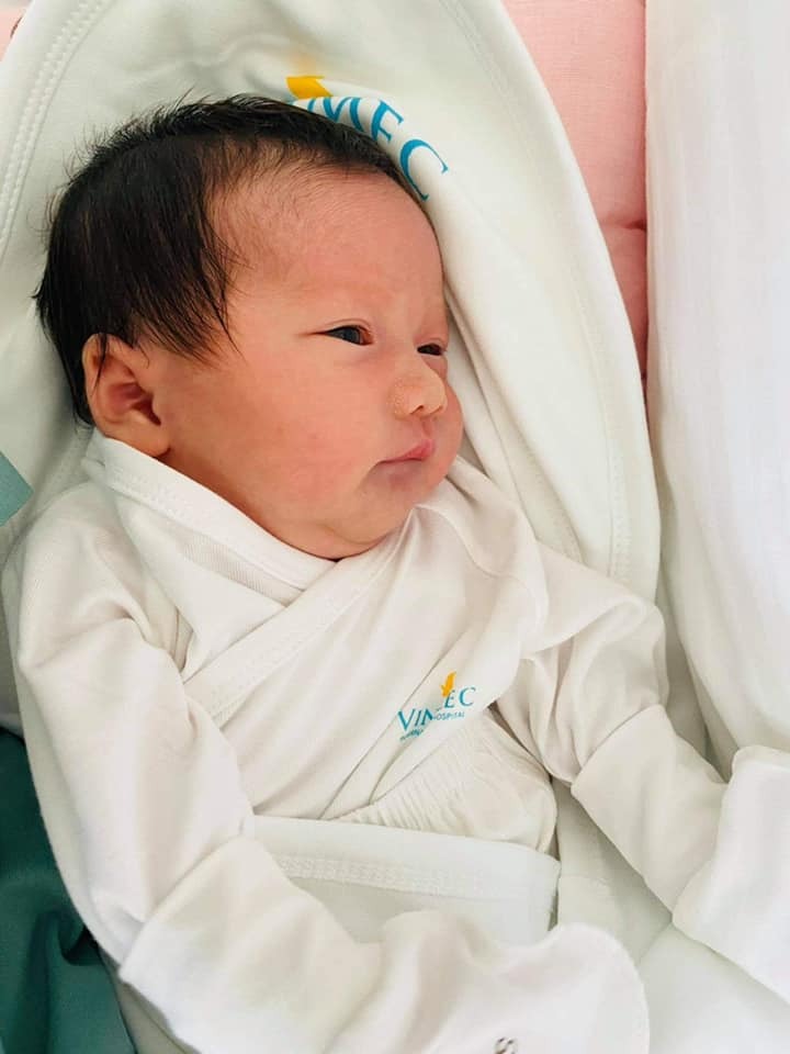 Hnay tự nhiên mẹ nhớ 2 Thỏ ngày mới chào đời ... Thương lắm tải nằm lồng kính 1 ngày 1 đên mới đc về với mẹ ...
Sáng 8h42p - 8h43p Thỏ chị & Thỏ em cất tiếng “ Oe oe oe “ chớp mắt đã đc 8m5 rồi con ah ...