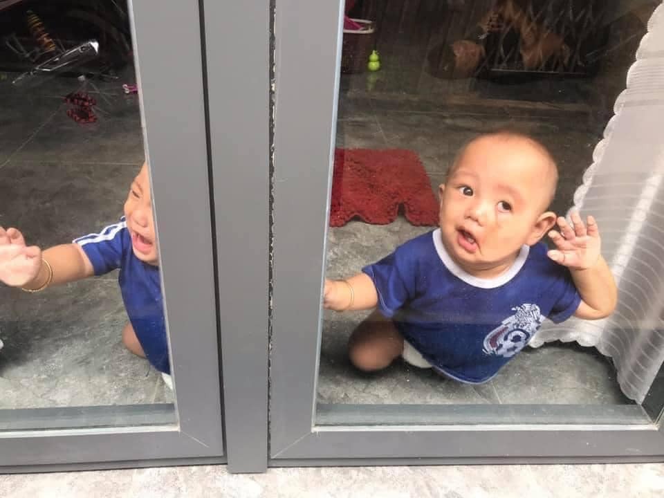-Nhờ Chồng trông con 1 tí 🙂 

Mẹ đi ra ngoài 1 tí, BA để ý 2 con nhé. Đóng cửa cẩn thận , nó bò ra đường là mệt đấy. Ok Ok 🙂, lúc về thấy THẰNG BA NÓ đang ngủ, mà gọi không nghe. 

( nhìn kĩ là sẽ thấy Ba nó đang ngủ ở trong ) 🙄😂

Nguồn: Mỹ Duyên