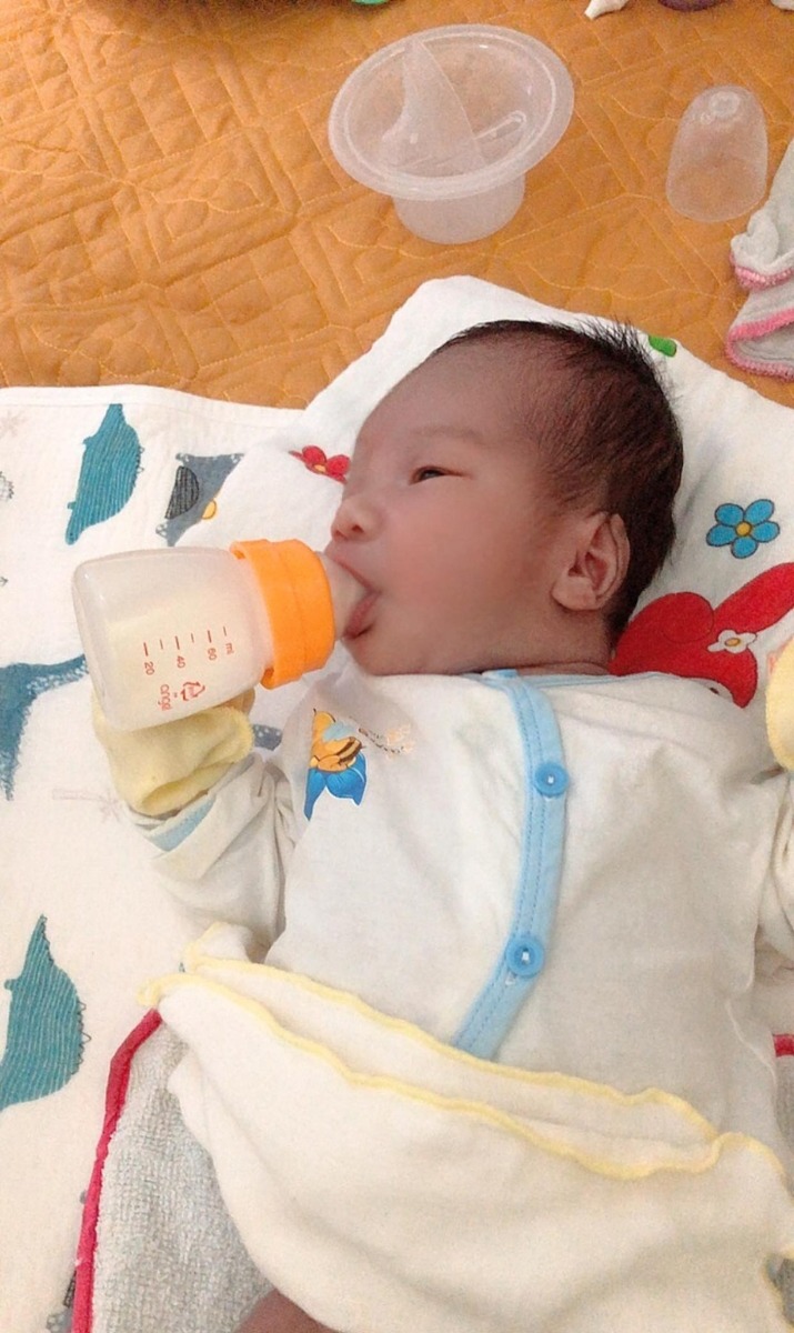 Bao sóng gió cuối cùng thì hai mẹ con cũng tạm bìh yên xin chào các mom .Trâu tháng 6 của các mom sao rồi ạ . Mìh dự sinh 11/6 mà 27/5 trâu đã đòi ra rồi nay con mìh đã đc 23ngày r 🥰🥰🥰