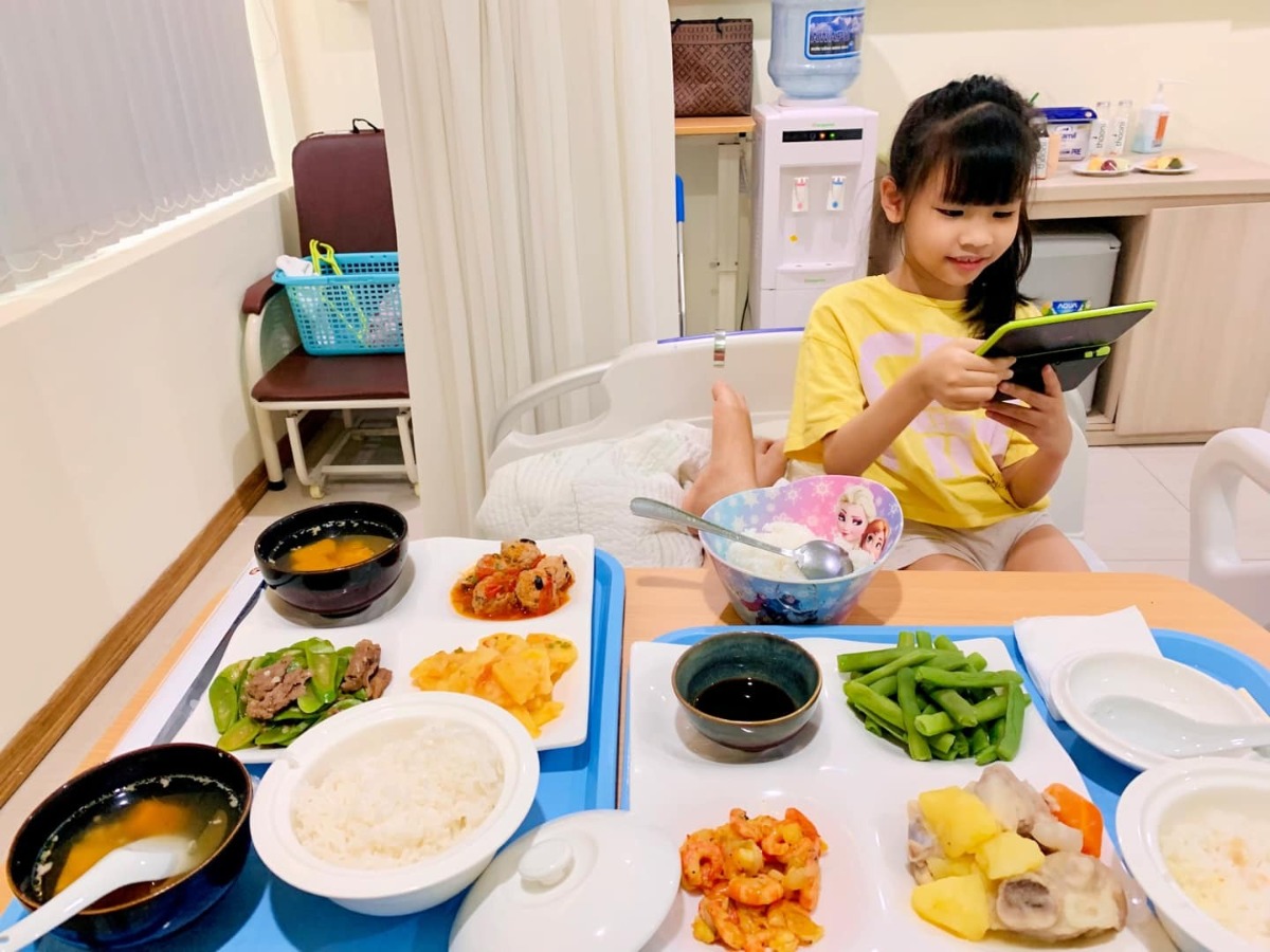 CẢM THẤY BIỂT ƠN! 🙏🏻

Xin chào các mẹ bầu và các mẹ bỉm đã từng sinh và đang thăm khám cũng như tham khảo lựa chọn Bảo Sơn là nơi chào đón đứa con bé bỏng của mình.

- Mình mới sinh hôm 21/06, giờ cơ thể cũng đang dần đi vào quỹ đạo nên mình ngồi viết review cho các mẹ đây. Hơi dài nhé các mẹ.

- Tập 1 năm 2014 mình sinh thường, quan niệm khi đó tới nay vẫn k thay đổi đó là đẻ sẽ rất mệt nên cần lựa chọn bệnh viện bác sĩ tốt là 1, dịch vụ tốt là 2. Khi đó mình đang ở Saigon nên mình lựa chọn Bvqt Hạnh Phúc. Mọi thứ k thể chê vào đâu đc cũng như thời kỳ bầu và sinh bé thứ 1 rất dễ dàng và nhẹ nhàng.

- Tới tập 2 lần này, trong đầu mình vẫn luôn đinh ninh là mình sẽ sinh thường. Khi cấn bầu, mình đã tham khảo các bv từ Vinmec, TC, HN,… nhưng đi sẽ hơi xa với nhà mình, mà mọi người hay bảo đứa thứ 2 sinh sẽ nhanh hơn đứa thứ 1. Nên khi đó mình tham khảo Bảo Sơn vì gần nhà nhất. Khách quan thực sự thì cơ sở vật chất tại Bảo Sơn chưa đc đầu tư mạnh so với những bệnh viện trên nhưng vẫn đủ tiêu chí sạch sẽ, riêng tư. Mà nhất là khi mình check ra thì trc đó các bác sĩ tại BS toàn là trưởng-phó khoa tại các bệnh viện phụ sản. Nên mình quyết định mua gói sinh thường tại BS từ 22w. Bây giờ mình mới thấy đây là lựa chọn sáng suốt của cuộc đời mình.

- Trong các thời kỳ thăm khám thì cũng như nhiều mẹ review, siêu âm bác sĩ nói kỹ càng về các chi tiết của em bé (mặc dù nhiều lúc mình vẫn k hình dung ra 😅😅), suất ăn khi khám xong ở bên khách sạn BS thì mình luôn ăn súp bí đỏ vì mình thấy rất ngon và vừa miệng mình. Thường thì mình sẽ đi khám vào buổi chiều vì vắng hơn, trừ đợt xét nghiệm đường huyết lúc 28w và lấy máu tuần 36 là mình đi khám vào buổi sáng. 

- Tuần thứ 36 mình xn huyết học thì bác sĩ có nói mình bị tiểu cầu thấp và chỉ định mình qua bên viện Huyết học để xét nghiệm kỹ lại về tiểu cầu, nếu quá thấp mà k biến chuyển thì khi sinh mình sẽ phải truyền tiểu cầu. Và cứ cách 10d mình lại lấy máu bên viện HH 1 lần để kiểm tra (tổng 2 lần). Tới khi 38w5d (19/06) tới lịch mình tái khám, bác sĩ check thấy tiểu cầu mình đã tăng hơn và siêu âm vẫn bình thường nên bác sĩ dặn tới 25/06 bên viện HH hẹn mình qua lấy máu thì vẫn qua để chắc chắn 1 lần nữa cho yên tâm vì dự sinh mình 28/06.

- 1:22am ngày 21/06 mình đang ngủ tự nhiên oá nước ra mình tưởng tè dầm, mắt nhắm mắt mở vào nhà vệ sinh để đi vs thì nhìn thấy quần chíp be bét máu, ngó xuống nước tiểu cũng đầy máu như khi còn kinh nguyệt. Hoảng quá gọi mẹ để chuẩn bị vào viện. Thay quần áo rồi thay đồ, lên xe là 1:44am, tới bệnh viện là 1:54am. Đi đến cửa có anh bảo test Covid đã mình bảo “để sau đi em vỡ ối rồi” (rất may trên đường đi không bị oá nước hay gì cả và mình vẫn nghĩ vỡ ối). 

- Lên trên tầng 5 thì chị y tá đưa vào phòng và mình thấy mót đi vệ sinh, mà cũng lại ra máu như ở nhà, chị y tá gọi bác Cốc ra khám trong cho mình thì nước máu lại ào ra, bác Cốc bảo theo dõi thêm 1 lúc. 3p sau bác Cốc lại khám trong cho mình thì máu ào ra như cắt tiết tong tỏng dưới sàn. Mình kịp nghe thấy bác Cốc bảo: “Thôi k đc rồi gọi ekip mổ gấp”. Tới khi đó mình sợ gồng hết cả người lên nhưng cũng chỉ tâm lý là sắp phải mổ, chứ chưa biết chuyện nguy hiểm ntn. 

- Mình được đẩy lên tầng 7, mọi thứ diễn ra nhanh chóng từ tiêm tê vào tuỷ sống, sau đó tấm vải che ngang mình k nhìn thấy bên dưới diễn ra ntn nữa. Phần thân dưới mình tê liệt hoàn toàn, mình bị buồn nôn, buồn ngủ lắm và mình hỏi mình có thể ngủ đc k, bác sĩ gây tê cho mình bảo “em bé chuẩn bị ra rồi, giờ bác sĩ giằng xé bụng mình ntn cũng kệ nhé”. Và đúng là cảm giác bị giằng xé bụng thật sự, k có cảm giác đau nhưng cảm giác bụng mình bị giằng co cho tới khi nghe thấy tiếng em bé khóc. Thực sự là mình cũng k biết dao rạch bụng mình lúc nào 😅🙄

- Mình có hỏi bác sĩ gây tê cho mình là em bé có ok k, khi biết con ổn rồi mình muốn ngủ, mặc kệ bên dưới đc khâu vá ntn. Lúc y tá mặc đồ cho em bé xong và áp má em và má mình, cảm giác mình có cả bầu trời trong tay.

- Rồi mình được nằm truyền và có y tá ngồi theo dõi mình, cho tới khi 2 chân mình co lên đc thì đưa mình về phòng sau sinh. 

- Thời gian kể từ khi ở nhà có dấu hiệu đến lúc em bé ra đời chỉ vỏn vẹn trong vòng 1 tiếng, nhanh hơn vũ bão.

- Mình ở phòng 503 và up to 4 ngày phòng riêng nên người nhà cũng có suất ăn. Vì chồng mình đang ở nước ngoài nên bé lớn 7t của mình cũng vào viện vì ở nhà k ai trông (mẹ mình ở viện chăm sóc mình). Nchung người nhà chẳng phải làm gì cả, bé nhà mình ăn cơm viện ngon lành vì đồ ăn đầy đặn mà ngon miệng, sáng nào cũng chọn ăn phở 😂

- Sau sinh 2 hôm bác sĩ mới nói cho mình biết là mình bị bong rau non, máu ra như cắt tiết, chẳng có cơn gò hay tử cung mở gì cả thì chẳng thể sinh thường đc, chỉ cần chậm 1 chút thôi là phải cắt bỏ tử cung và hỏng em bé 😭😭. Ôi nghĩ tới việc 1 đứa bé đã 39w mà còn k đc làm người chắc mình điên dại mất, cắt bỏ tử cung chẳng có nghĩa lý gì cả. 

- 4 ngày 3 đêm ở viện mình thường xuyên đc các bác sĩ qua hỏi han và các y tá ở đây tận tình chăm sóc, giúp thay bỉm và pha sữa cho em bé ăn. Đến khi mình về bạn y tá Thương còn xách đồ cho mấy mẹ con bà cháu mình lên xe. Mình thì ăn đủ combo đau từ vết mổ, co dạ con, ngực căng nhức. Nếu phải tự làm mọi việc nữa thì chắc ngất 😅😅. 

- Vậy mới thấy sự lựa chọn của mình là sáng suốt, cả đời này biết ơn bác Cốc và ekip mổ cho mình ngày hôm đó, nếu k thì k biết 2 mẹ con mình đang như thế nào. Lựa chọn đẻ dịch vụ thì thích thật nhưng điều quan trọng tiên quyết là bác sĩ chuyên môn tốt hay không. Mà bv BS đang nâng cấp, mấy hôm mình ở viện là hơi ồn do sửa chữa nhưng em bé trộm vía ăn rồi ngủ, còn mình mệt nên cũng ngủ. Hai mẹ con bình an là đc, ồn ào chỉ như gió thoảng qua tai.

- Kính chúc bác Cốc và các y bác sĩ tại bệnh viện BS thật nhiều sức khoẻ để đỡ đẻ cho các mẹ bầu. Chúc bệnh viện đc nhiều mẹ bầu biết tới hơn để lựa chọn là nơi hạ cánh an toàn cho mẹ và bé. 

With Love ♥️