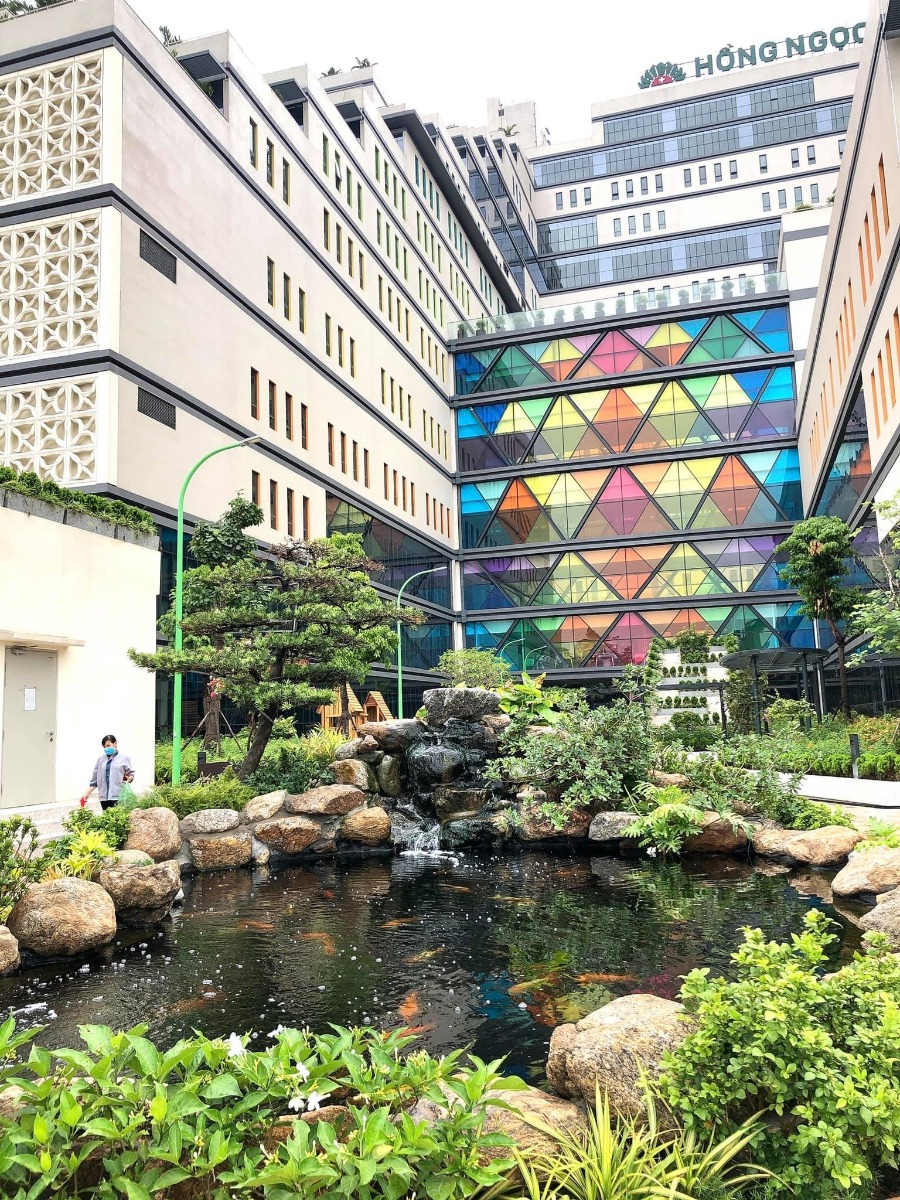 Trải nghiệm Bệnh viện đa khoa Hồng Ngọc Phúc Trường Minh ☺️
...
- Bước đến cổng có bảo vệ đỡ xuống xe và đo nhiệt độ
- Sau đó vào khu test nhanh covid và khử khuẩn, hết khoảng 30p
- Tiếp theo có các bạn nhân viên hướng dẫn và dắt các mẹ bầu đi từng phòng: khám - xét nghiệm nước tiểu - xét nghiệm máu- siêu âm - chạy máy
- Thời gian chờ kết quả xét nghiệm khá lâu (khoảng 1-1,5 tiếng). Trong thời gian này có thể xuống dưới tầng 1 ăn nhẹ, uống nước miễn phí ạ - lúc vào khám mỗi mom được phát 1 phiếu ăn free nha
- Khi có kết quả xét nghiệm, chạy máy đầy đủ thì sẽ đi khám với bác sỹ gây mê, đi nghe kết luận của bác sỹ sản và lên lịch hẹn cho lần sau
- Cuối cùng nếu các mẹ có nhu cầu thì sẽ có 1 bạn nhân viên tư vấn dẫn đi thăm quan và giới thiệu các khu bệnh viện nhé 😂
- Em update thêm ảnh các phòng VIP, phòng riêng, phòng tiêu chuẩn nhé.