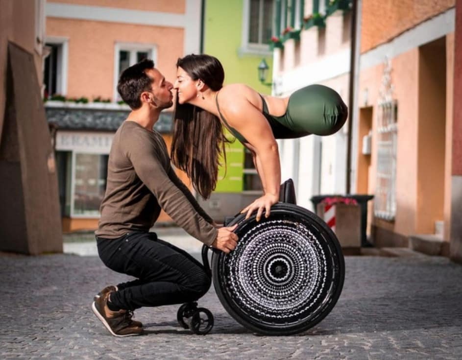 TÌNH YÊU CỦA NỮ VĐV THỂ HÌNH KHÔNG CHÂN NGƯỜI MỸ...

Khi Dominik Bauer và Jen Bricker đeo nhẫn và trao lời thề trọn đời cho nhau, hơn 70 khách mời đã đứng dậy vỗ tay, một số người đã không kìm được những giọt nước mắt...

Dominik Bauer đã vượt hơn 8.000 km để cầu hôn Jen Bricker, cô gái không chân với nghị lực phi thường mà anh đã yêu thông qua những trang hồi ký...

"Cuộc gặp gỡ đầu tiên đầy bất ngờ và ngạc nhiên" Bauer nói về buổi ký tặng của Bricker vào tháng 8/2018 "Và sau khi tôi đọc cuốn sách của cô ấy, tôi đã lập tức liên hệ. Mọi thứ cô ấy viết đều rất đúng, và tôi biết bản thân mình muốn người phụ nữ này hiện diện trong cuộc đời mình"...

Dù cơ thể bị khiếm khuyết, cô gái không chân vượt qua mọi thử thách để trở thành VĐV của môn thể dục dụng cụ và trở nên nổi tiếng. Từ khi 5 tuổi, Bricker đã xuất hiện nhiều trên các phương tiện truyền thông, chương trình truyền hình. Không chỉ là một VĐV nhào lộn, cô biết câu chuyện về nghị lực của mình sẽ truyền cảm hứng cho rất nhiều người kém may mắn...

Tháng 3/2019, Bauer đã cầu hôn với Bricker và cô đã gật đầu đồng ý. Đám cưới được tổ chức trong khu rừng gần ngôi nhà thời thơ ấu của Bricker. Cô dâu tiến vào lễ đài với bộ áo cưới trắng thướt tha, chiếc váy được thiết kế đặc biệt để che đi phần xe lăn của Bricker....

 "Nó rất đẹp", Bauer thốt lên khi nắm tay cô dâu. Đôi uyên ương bên nhau ngập tràn hạnh phúc...!