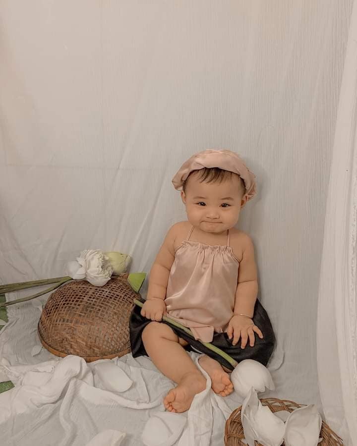 Bộ ảnh trị giá 40k mùa dịch 😆
Yếm đào em được mẹ lấy đồ cũ cắt may thí đại cho 😆😆
Rỗ tre, ghế nồi lấy của bà nội
Hoa sen ra chợ mua hết 40k 
Mẹ em chụp bằng đt và chỉnh ảnh, thế là em có được vài chiếc ảnh sống ảo 🥰🥰🥰
Mom nào mà muốn có ảnh bé nhỏ nhỏ xinh xinh làm kỉ niệm thì áp dụng nhé❤
- Cục cưng của Mẹ Vân Nguyễn-