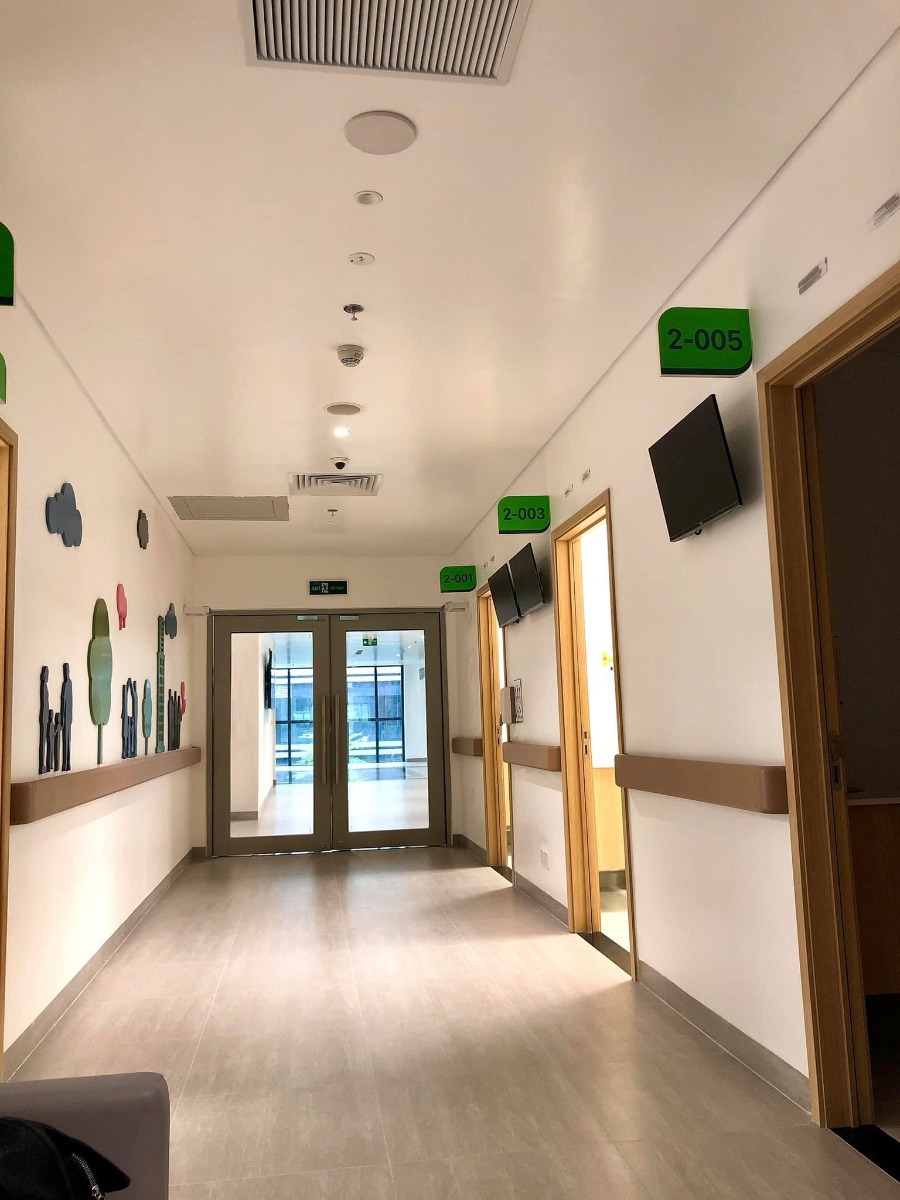 Trải nghiệm Bệnh viện đa khoa Hồng Ngọc Phúc Trường Minh ☺️
...
- Bước đến cổng có bảo vệ đỡ xuống xe và đo nhiệt độ
- Sau đó vào khu test nhanh covid và khử khuẩn, hết khoảng 30p
- Tiếp theo có các bạn nhân viên hướng dẫn và dắt các mẹ bầu đi từng phòng: khám - xét nghiệm nước tiểu - xét nghiệm máu- siêu âm - chạy máy
- Thời gian chờ kết quả xét nghiệm khá lâu (khoảng 1-1,5 tiếng). Trong thời gian này có thể xuống dưới tầng 1 ăn nhẹ, uống nước miễn phí ạ - lúc vào khám mỗi mom được phát 1 phiếu ăn free nha
- Khi có kết quả xét nghiệm, chạy máy đầy đủ thì sẽ đi khám với bác sỹ gây mê, đi nghe kết luận của bác sỹ sản và lên lịch hẹn cho lần sau
- Cuối cùng nếu các mẹ có nhu cầu thì sẽ có 1 bạn nhân viên tư vấn dẫn đi thăm quan và giới thiệu các khu bệnh viện nhé 😂
- Em update thêm ảnh các phòng VIP, phòng riêng, phòng tiêu chuẩn nhé.