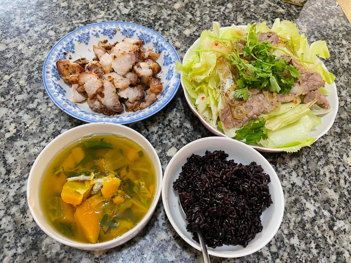 Sài Gòn giãn cách xã hội, menu đầy đủ dưỡng chất cho 1 ngày dài work from home của em 🙂

Hôm nay menu của mấy mom ăn gì nào ???

Mấy mom nhớ hạn chế đi ra đường và giữ gìn sức khoẻ nhé 🙂