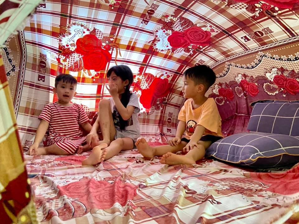 Đây là “căn nhà” của riêng đám trẻ con nhà t🤣 được về quê, được cậu với dì cho khám phá đủ món chơi kiểu “nhà quê” để có tuổi thơ thật đẹp và đáng nhớ. 

Tuổi thơ t cũng thường làm “nhà” nhưng toàn là “nhà lá chuối” “nhà chiếu” chứ lúc ấy ngu nên k nghĩ ra căn nhà sịn sò vừa mát vừa kiên cố ntn🤣🤣🤣

Cre: Ko sợ chó