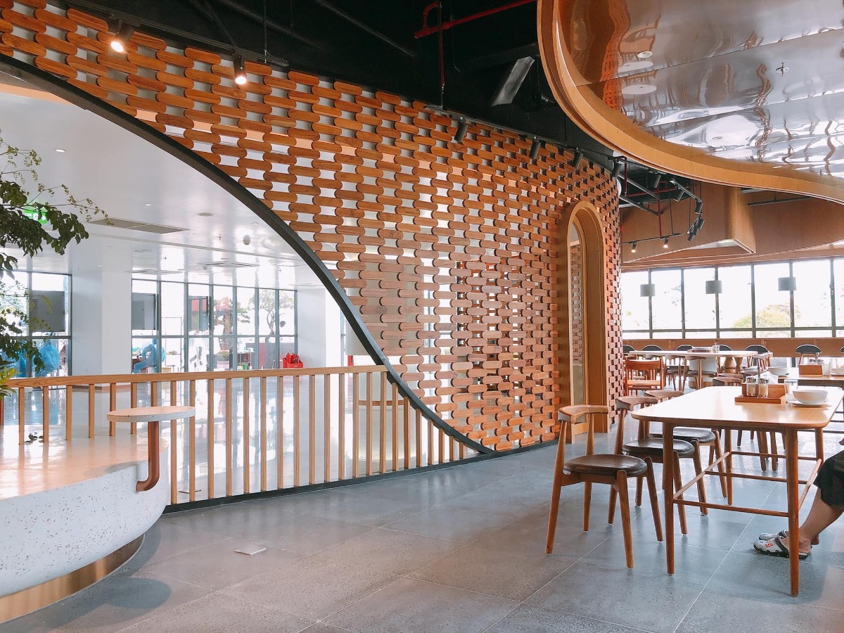 Trải nghiệm Bệnh viện đa khoa Hồng Ngọc Phúc Trường Minh ☺️
...
- Bước đến cổng có bảo vệ đỡ xuống xe và đo nhiệt độ
- Sau đó vào khu test nhanh covid và khử khuẩn, hết khoảng 30p
- Tiếp theo có các bạn nhân viên hướng dẫn và dắt các mẹ bầu đi từng phòng: khám - xét nghiệm nước tiểu - xét nghiệm máu- siêu âm - chạy máy
- Thời gian chờ kết quả xét nghiệm khá lâu (khoảng 1-1,5 tiếng). Trong thời gian này có thể xuống dưới tầng 1 ăn nhẹ, uống nước miễn phí ạ - lúc vào khám mỗi mom được phát 1 phiếu ăn free nha
- Khi có kết quả xét nghiệm, chạy máy đầy đủ thì sẽ đi khám với bác sỹ gây mê, đi nghe kết luận của bác sỹ sản và lên lịch hẹn cho lần sau
- Cuối cùng nếu các mẹ có nhu cầu thì sẽ có 1 bạn nhân viên tư vấn dẫn đi thăm quan và giới thiệu các khu bệnh viện nhé 😂
- Em update thêm ảnh các phòng VIP, phòng riêng, phòng tiêu chuẩn nhé.