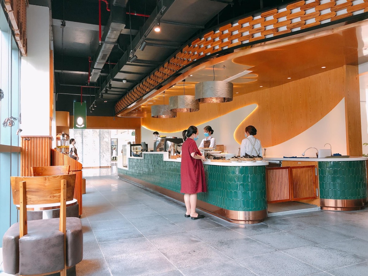 Trải nghiệm Bệnh viện đa khoa Hồng Ngọc Phúc Trường Minh ☺️
...
- Bước đến cổng có bảo vệ đỡ xuống xe và đo nhiệt độ
- Sau đó vào khu test nhanh covid và khử khuẩn, hết khoảng 30p
- Tiếp theo có các bạn nhân viên hướng dẫn và dắt các mẹ bầu đi từng phòng: khám - xét nghiệm nước tiểu - xét nghiệm máu- siêu âm - chạy máy
- Thời gian chờ kết quả xét nghiệm khá lâu (khoảng 1-1,5 tiếng). Trong thời gian này có thể xuống dưới tầng 1 ăn nhẹ, uống nước miễn phí ạ - lúc vào khám mỗi mom được phát 1 phiếu ăn free nha
- Khi có kết quả xét nghiệm, chạy máy đầy đủ thì sẽ đi khám với bác sỹ gây mê, đi nghe kết luận của bác sỹ sản và lên lịch hẹn cho lần sau
- Cuối cùng nếu các mẹ có nhu cầu thì sẽ có 1 bạn nhân viên tư vấn dẫn đi thăm quan và giới thiệu các khu bệnh viện nhé 😂
- Em update thêm ảnh các phòng VIP, phòng riêng, phòng tiêu chuẩn nhé.