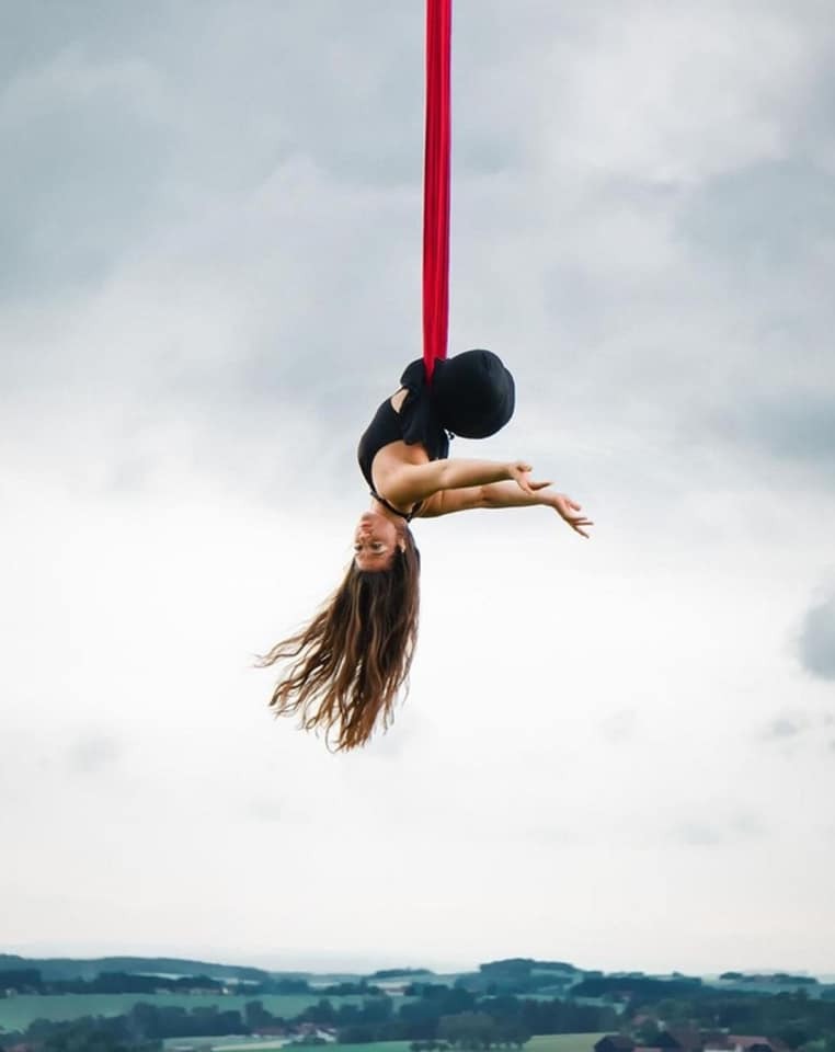 TÌNH YÊU CỦA NỮ VĐV THỂ HÌNH KHÔNG CHÂN NGƯỜI MỸ...

Khi Dominik Bauer và Jen Bricker đeo nhẫn và trao lời thề trọn đời cho nhau, hơn 70 khách mời đã đứng dậy vỗ tay, một số người đã không kìm được những giọt nước mắt...

Dominik Bauer đã vượt hơn 8.000 km để cầu hôn Jen Bricker, cô gái không chân với nghị lực phi thường mà anh đã yêu thông qua những trang hồi ký...

"Cuộc gặp gỡ đầu tiên đầy bất ngờ và ngạc nhiên" Bauer nói về buổi ký tặng của Bricker vào tháng 8/2018 "Và sau khi tôi đọc cuốn sách của cô ấy, tôi đã lập tức liên hệ. Mọi thứ cô ấy viết đều rất đúng, và tôi biết bản thân mình muốn người phụ nữ này hiện diện trong cuộc đời mình"...

Dù cơ thể bị khiếm khuyết, cô gái không chân vượt qua mọi thử thách để trở thành VĐV của môn thể dục dụng cụ và trở nên nổi tiếng. Từ khi 5 tuổi, Bricker đã xuất hiện nhiều trên các phương tiện truyền thông, chương trình truyền hình. Không chỉ là một VĐV nhào lộn, cô biết câu chuyện về nghị lực của mình sẽ truyền cảm hứng cho rất nhiều người kém may mắn...

Tháng 3/2019, Bauer đã cầu hôn với Bricker và cô đã gật đầu đồng ý. Đám cưới được tổ chức trong khu rừng gần ngôi nhà thời thơ ấu của Bricker. Cô dâu tiến vào lễ đài với bộ áo cưới trắng thướt tha, chiếc váy được thiết kế đặc biệt để che đi phần xe lăn của Bricker....

 "Nó rất đẹp", Bauer thốt lên khi nắm tay cô dâu. Đôi uyên ương bên nhau ngập tràn hạnh phúc...!