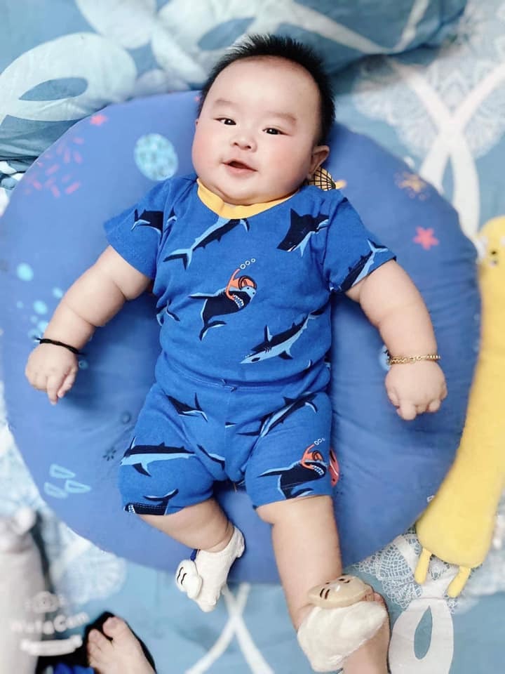 Trâu con 17/4 nè các mẹ ơi🥰
Hôm nay con tròn 2m đc 7kg rồi ạ. Tháng đầu con tăng 1,6kg ,tháng t2 con tăng đc 2kg luôn ạ. Con ăn sữa mẹ hoàn toàn 
Sinh xong mẹ con cũng k kiêng khem gi nhiều đâu, chỉ k ăn chua cay và 1 số rau gây mất sữa thôi ạ. 
Trộm vía con ăn ngủ tốt, ăn xong no nằm chơi xong tự ngủ 😊
Tặng vía nhiều sữa của mẹ con và ăn ngủ của con cho các cô đó