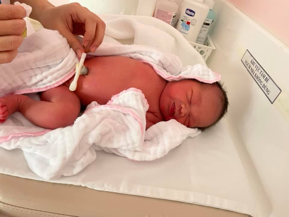 E đã sinh bé được 1 tháng. Trải qua 3 lần sinh thường 1 lần ở Vinmec và 2 lần ở Việt pháp qua tay 2 bs Thu và bs Nghị idol, em thấy thực sự lựa chọn sáng suốt và đầu tư sinh đẻ ko bao giờ hối tiếc các mẹ ah. Vinmec về cơ sở hạ tầng phòng ốc hoành tráng xịn xò hơn nhưng về chuyên môn bác sỹ và chăm sóc sau sinh của các chị nữ hộ sinh em ưng VP hơn. Em đăng ký gói 32w mà 29w đã đi khám đc luôn chưa kể trong quá trình thăm khám nếu có vấn đề j đến khám quá số lần khám vẫn ko mất thêm CP nên tính ra lợi hơn đẻ Vinmec. Ra viện chỉ mất thêm tiền thuốc sau sinh với tiêm mũi cầm máu khi sinh cho mẹ và tiêm vgb cho con còn lại mũi tiêm ko đau với chiếu plasma vết thương trong gói hết.  Tổng chi phí sau khi trừ KM và ps sau sinh tầm 37tr.  Về quá trình đi đẻ, em đẻ đúng tâm dịch cuối tháng 5 bệnh viện ko cho người nhà ở lại, chỉ duy nhất bố vào lúc sinh xong về luôn. May em nằm VP nên cũng ko cần ng nhà ở lại, sinh như đi nghỉ dưỡng luôn 1 mình 1 phòng, các chị nữ hộ sinh nhẹ nhàng chăm sóc tận tình cần j chỉ việc ấn nút. Em ám ảnh vụ tắc sữa sau sinh còn sợ hơn đau đẻ may ở VP có phòng hút sữa cho các mẹ vào massa chiếu đèn Hồng ngoại thông tắc tia sữa với uống lá Bồ công anh đỡ hẳn các mẹ ah. Ra viện được nhận túi quà xịn xò có bộ đồ cho con xịn xò kèm bình sữa chicco với bé nghé đáng iu lắm ah. Nếu có cơ hội đẻ tiếp em vẫn lựa chọn VP là bến đỗ bình an cho con em ❤️ một lần nữa em cảm ơn bs Thu, bs Nghị cùng đội ngũ ce nữ hộ sinh giúp em mẹ tròn con vuông ạ