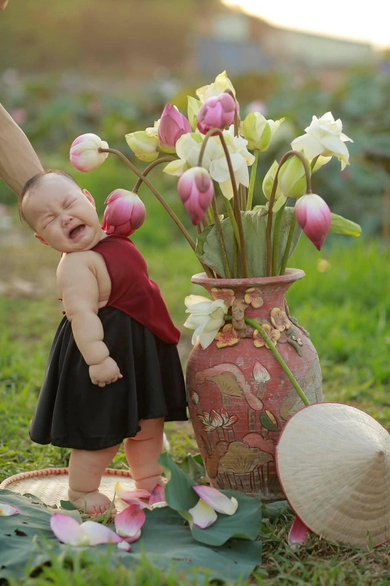 Mùa sen thấy mng khoe ảnh chụp sen nhiều nên em cũng xin phép khoe bộ ảnh của nàng Tấm mỏng manh nhà em 🤣🤣 
Không bắt được con cá nào mà khóc mãi không thấy bụt hiện lên 🤷🏻‍♀️