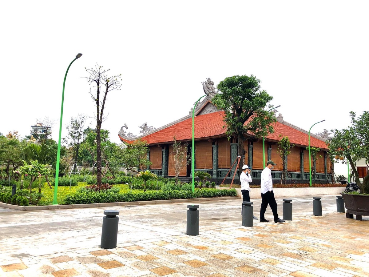 Trải nghiệm Bệnh viện đa khoa Hồng Ngọc Phúc Trường Minh ☺️
...
- Bước đến cổng có bảo vệ đỡ xuống xe và đo nhiệt độ
- Sau đó vào khu test nhanh covid và khử khuẩn, hết khoảng 30p
- Tiếp theo có các bạn nhân viên hướng dẫn và dắt các mẹ bầu đi từng phòng: khám - xét nghiệm nước tiểu - xét nghiệm máu- siêu âm - chạy máy
- Thời gian chờ kết quả xét nghiệm khá lâu (khoảng 1-1,5 tiếng). Trong thời gian này có thể xuống dưới tầng 1 ăn nhẹ, uống nước miễn phí ạ - lúc vào khám mỗi mom được phát 1 phiếu ăn free nha
- Khi có kết quả xét nghiệm, chạy máy đầy đủ thì sẽ đi khám với bác sỹ gây mê, đi nghe kết luận của bác sỹ sản và lên lịch hẹn cho lần sau
- Cuối cùng nếu các mẹ có nhu cầu thì sẽ có 1 bạn nhân viên tư vấn dẫn đi thăm quan và giới thiệu các khu bệnh viện nhé 😂
- Em update thêm ảnh các phòng VIP, phòng riêng, phòng tiêu chuẩn nhé.