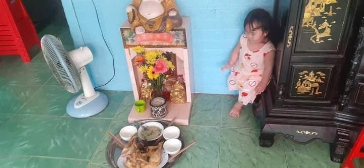 Bữa nay nhà bà chị t cúng mùng 5,mà sơ hở là mất cái đầu gà vs nó liền, con gái út của bả..😂
Cre: Minh Chien Pham