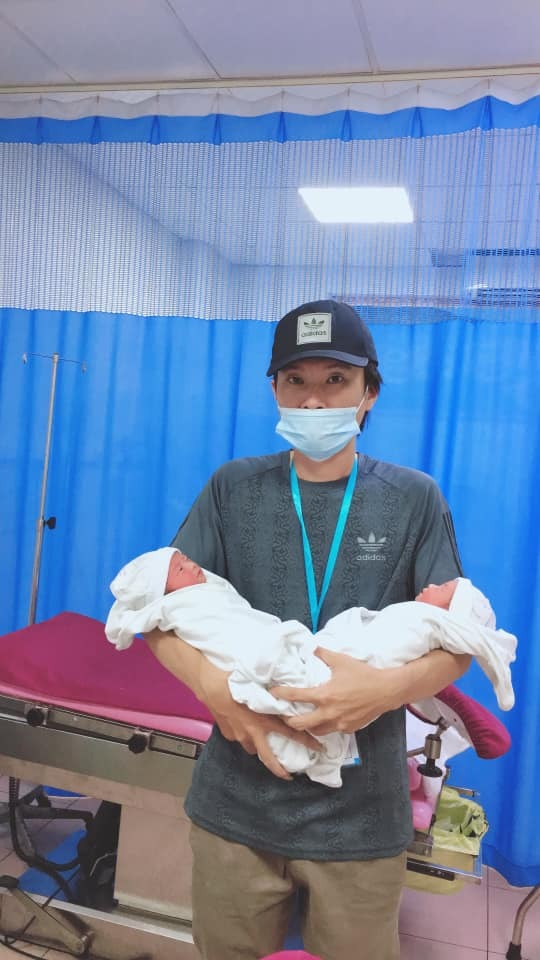 👍 Ông bố tuyệt vời nhất năm 👍
                 💞💞🌟💞💞
Tự đỡ đẻ cho song thai tại nhà
                     💪💪💪
👉Sau đó được trung tâm 115 đưa đến BV Thanh Nhàn
🌼Trộm vía tỷ lần, mẹ khoẻ, con nhanh nhẹn khoẻ mạnh
🐥Ủn mông các con hay ăn chóng lớn
💋💋💋💋💋💋💋💋💋💋💋💋💋😁