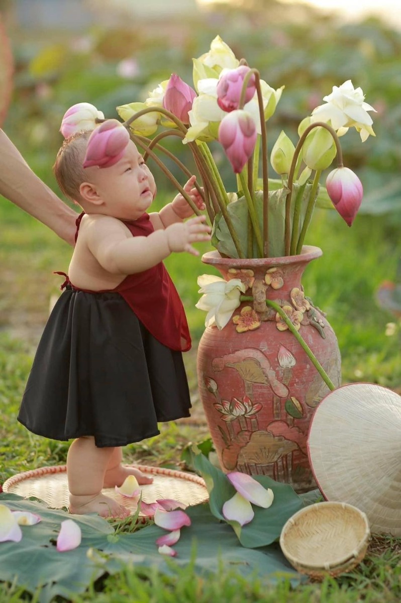 Mùa sen thấy mng khoe ảnh chụp sen nhiều nên em cũng xin phép khoe bộ ảnh của nàng Tấm mỏng manh nhà em 🤣🤣 
Không bắt được con cá nào mà khóc mãi không thấy bụt hiện lên 🤷🏻‍♀️