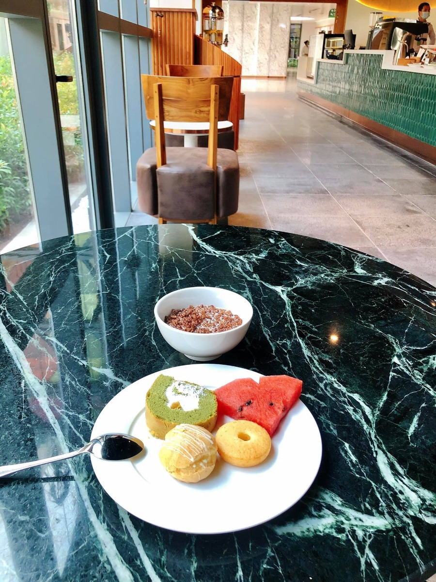 Trải nghiệm Bệnh viện đa khoa Hồng Ngọc Phúc Trường Minh ☺️
...
- Bước đến cổng có bảo vệ đỡ xuống xe và đo nhiệt độ
- Sau đó vào khu test nhanh covid và khử khuẩn, hết khoảng 30p
- Tiếp theo có các bạn nhân viên hướng dẫn và dắt các mẹ bầu đi từng phòng: khám - xét nghiệm nước tiểu - xét nghiệm máu- siêu âm - chạy máy
- Thời gian chờ kết quả xét nghiệm khá lâu (khoảng 1-1,5 tiếng). Trong thời gian này có thể xuống dưới tầng 1 ăn nhẹ, uống nước miễn phí ạ - lúc vào khám mỗi mom được phát 1 phiếu ăn free nha
- Khi có kết quả xét nghiệm, chạy máy đầy đủ thì sẽ đi khám với bác sỹ gây mê, đi nghe kết luận của bác sỹ sản và lên lịch hẹn cho lần sau
- Cuối cùng nếu các mẹ có nhu cầu thì sẽ có 1 bạn nhân viên tư vấn dẫn đi thăm quan và giới thiệu các khu bệnh viện nhé 😂
- Em update thêm ảnh các phòng VIP, phòng riêng, phòng tiêu chuẩn nhé.