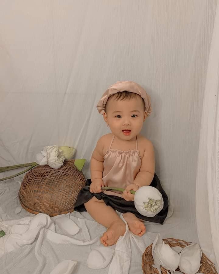 Bộ ảnh trị giá 40k mùa dịch 😆
Yếm đào em được mẹ lấy đồ cũ cắt may thí đại cho 😆😆
Rỗ tre, ghế nồi lấy của bà nội
Hoa sen ra chợ mua hết 40k 
Mẹ em chụp bằng đt và chỉnh ảnh, thế là em có được vài chiếc ảnh sống ảo 🥰🥰🥰
Mom nào mà muốn có ảnh bé nhỏ nhỏ xinh xinh làm kỉ niệm thì áp dụng nhé❤
- Cục cưng của Mẹ Vân Nguyễn-