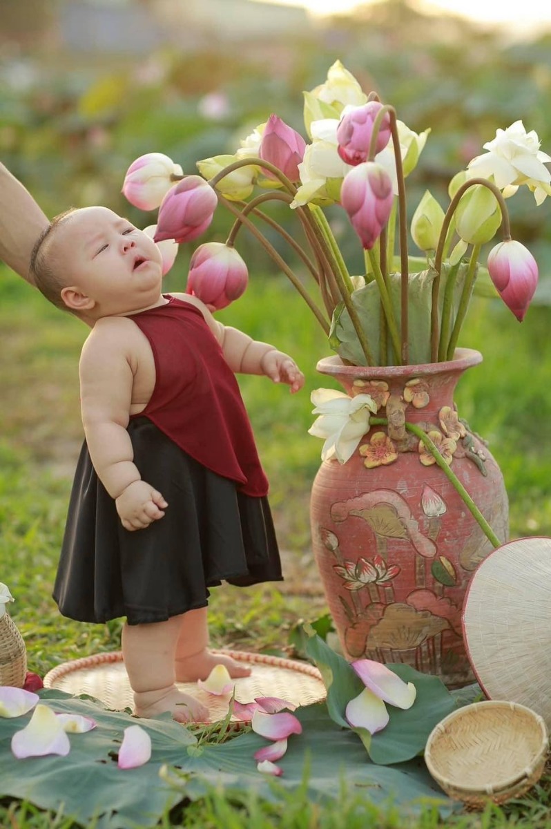 Mùa sen thấy mng khoe ảnh chụp sen nhiều nên em cũng xin phép khoe bộ ảnh của nàng Tấm mỏng manh nhà em 🤣🤣 
Không bắt được con cá nào mà khóc mãi không thấy bụt hiện lên 🤷🏻‍♀️