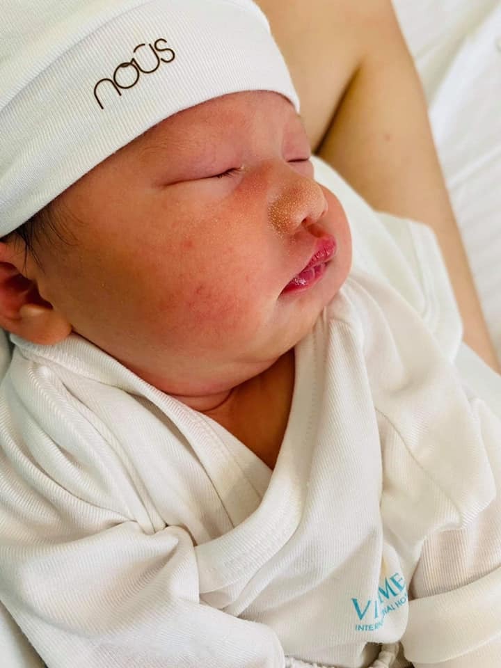 Hnay tự nhiên mẹ nhớ 2 Thỏ ngày mới chào đời ... Thương lắm tải nằm lồng kính 1 ngày 1 đên mới đc về với mẹ ...
Sáng 8h42p - 8h43p Thỏ chị & Thỏ em cất tiếng “ Oe oe oe “ chớp mắt đã đc 8m5 rồi con ah ...
