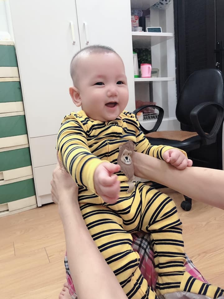 REVIEW ĐI ĐẺ Ở VIỆN PSTW CHO MẸ NÀO CẦN NHÉ Ạ 🥰 

Vì nhiều bạn bè hỏi e đi đẻ ở pstw và đẻ ntn nên tiện đây e viết 1 thể luôn cho mẹ nào cần ạ. Bài viết có thể hơi dài mng cố gắng đọc hết nhé 🤣 

Sáng ngày 24/12 tầm 10h đi wc thì e thấy bung nút nhầy nhg chưa đau bụng hay ra máu gì. Nên vẫn bình tĩnh đi ra hàng gội đầu gội cho sạch sẽ xong về tắm rửa. Đến tầm 12h bắt đầu có cơn đau bụng nhg vẫn nhẹ nhàng thôi, nên vẫn ở nhà đợi tiếp. Vì lúc đó e ở nhà ngoại ngay trên Hàng Đậu cách pstw có 1-2 cây thôi nên đến 3h chiều khi thấy cơn đau dồn dập hơn mới xách giỏ đi vào viện 🤣 ce nào mà ở xa thì nên vào viện luôn nhé chứ đừng ở nhà đợi vì cơ địa mỗi ng khác nhau, tốt nhất khi thấy có dấu hiệu sắp đẻ thì xách mông đi ngay và luôn ạ 🤣 

Vào pstw thì vào thằng khoa cấp cứu ở tầng 1 toà BC cổng Tràng Thi nha các mẹ. Vào khoa cấp cứu r thì sẽ đc trải nghiệm ngay cảm giác khám trong cực kì thốn ở ngay phòng đầu tiên nhé 🙂 e vào viện tầm 3h30h, khi ấy bsi khám trong thì chưa mở phân nào. Nên bsi cho đi siêu âm r nằm chạy máy xem có cơn gò chưa. Sau khi xong xuôi thì kết quả là có cơn gò nhg chưa nhiều, nhg vì e đau bụng nên bsi giữ lại theo dõi. Từ khi vào viện đến hơn 6h tối vẫn ko mở phân nào, nhg bụng thì vẫn cứ đau và đau ngày 1 nhiều hơn. Trong suốt tgian nằm theo dõi thì e đc bsi đo huyết áp, đo tim thai liên tục và cũng ko quên khám trong đến 3 lần 🙃 đến khoảng 6h30 tối thì 1 chị bsi vào đo tim thai cho e và bảo tim thai vẫ bt, ctc cũng chưa mở nhg k hiểu sao e lại vẫn đau bụng rất nhiều nthe. Chị ý còn hỏi e hay e có ăn j lạ nên bị đau bụng ko 😅 e bảo ko đau bụng đi i* nó khác e biết mà đây k phải đau bụng đi i* đâu c. Như kiểu mình giả vờ đau bụng để đi đẻ vậy nên đây là điểm trừ đầu tiên trong hành trình đi đẻ của e ở đây nhé 😆 

Sau khi chị bsi kia đi r thì e bực mình nên cố dậy đi vào phòng cấp cứu đòi khám tiếp xem đc đẻ chưa 🤷‍♀️ và lần này bsi hô mở 1p, thụt thôi 🤪 trong đầu lúc ý đang liên tưởng đến việc phải uống 1 cốc nước trắng ởn như thuốc sổ để đi i* hết ra, nhg ko nha. Bsi dùng 1 cái ống dài thụt phát vào đ.ít mình, rất nhẹ nhàng và mát lạnh 🤣 chỉ 1s sau là cơn buồn i* ập đến :)) thế là e thay qáo của viện r vào đi i* 😂 xong xuôi thì quay lại lấy nốt giấy tờ r theo bsi đi lên tầng 7 là phòng đẻ nhé. Tạm biệt người nhà và cuộc vượt cạn chỉ có 1 mình bắt đầu từ đây 🙃 

Tầng 7 là khoa đẻ của pstw. Lên cùng e hôm đó có 2 mẹ nữa. Sau khi 3 ng bọn e vào trong thì ôi thôi có bác bảo vệ khoá trái cửa luôn. Ng nhà ko đc vào và sản phụ cũng k đc ra nữa. Cần đưa đồ j thì ở bên cạnh cửa có 1 ô vuông chỉ thò vừa 1 cánh tay đc thôi nhé. Tiếp theo là vào phòng khai tt cá nhân, và lại leo lên bàn khám trong lần nữa 😩 đến đoạn này thì e đau quá nên ng co như con tôm, bsi mới bảo thế này tí làm sao mà đẻ đc. Nhg đau quá r nên coi như điếc. 

Xong bọn e đc chuyển sang phòng chờ đẻ. Hôm e đi đẻ đúng đêm noel nên có vẻ vắng hơn 😅 còn thừa khá nhiều giường. Vào đây thì sẽ đc nằm chạy máy. Cảm giác chạy máy lúc này khá là thốn vì người đau mỏi, bụng thì cứ quặn lên từng cơn nhg vẫn phải cố nằm im 1 tư thế. Sau khi chạy máy xong thì là quãng thời gian chờ đợi dài dằng dặc để đc đẻ. Vì e vẫn chưa mở thêm phân nào nên bsi bảo phải đợi thôi, ai đẻ lần đầu cũng vậy 🙂 và dần dần thì cơn đau càng ngày càng tăng. Đến khoảng 12h e đau quá mới mò sang phòng bên cạnh để khám trong tiếp, lúc ý mới mở 2p 😅 bsi mới dặn khi nào về đau 10p 3 cơn thì vào đây tiếp. Mò về đc đến giường đau thấy ông bà vải luôn r, hết nằm lại ngồi. Hết ngồi lại cố đứng. Đau nhg vẫn cố hóng hớt để xem những mẹ khác đẻ ntn. À nói thêm ở phòng chờ đẻ thì sẽ có 2 phòng to. Mỗi phòng khoảng chục giường. Hôm e đẻ vì là buổi đêm thì thấy là những mẹ nào chưa có cơn đau thì sẽ vào 1 phòng để ngủ. Còn lại những mẹ nào k ngủ đc thì sẽ tụ tập ở phòng còn lại. Điểm trừ tiếp theo ở đoạn này là 2 phòng chờ đẻ nhg có đúng 1 wc ở góc trong của phòng bên tay trái. Có 1 lúc e buồn đi đ.ái mà phải ôm cái bụng lết từ phòng bên kia sang phòng bên này, cảm giác xa như đi từ nhà ngoại về nhà chồng vậy 🙄 điểm trừ tiếp theo nữa là trong cơn đau đẻ vật vã thì chỉ có 1 mình, hoàn toàn k đc gặp ng nhà mà nhất là gặp chồng. Ít ra trong lúc đau đớn vật vã khổ sở thì phải cho chồng chứng kiến mà thấy thương vợ hơn chứ 😅 nhg ko, chỉ có mấy anh hộ lý nam đi ra đi vào hỏi xem đau lắm chưa e mà thôi 😅😅😅 

Khoảng hơn 1 tiếng sau e đau hết chịu nổi r nên lại mò sang phòng bên cạnh để xin khám tiếp. Lần này có 1 anh bsi hay hộ lý gì đó khám, vì thấy e đau quá nên anh í cho e nằm chạy máy luôn trên cái bàn đẻ. Lúc nằm trên ý vẫn cố sức gọi ft cho chồng 1 cuộc khóc tu tu kêu vợ đau quá 😅 sau đó là e đau quá nên giãy vs vặn mình tuột hết cả dây máy ra, suýt thì rơi luôn xuống xô c*ứt ở đấy 🤣 nên bsi lại bê e về phòng chờ đẻ nằm tiếp vì phải mở 4p mới tiêm giảm đau đc chứ bh thì chịu, phải chờ thôi e 🤣 lúc ý đau quá e xin mổ mà ko đc mổ, mặc dù người nhà e có ng quen đó mà cũng ko đc mổ, bsi khuyến khích đẻ thường đến cùng. E bắt chồng gọi hết cho ng nhà để nhờ xin mổ cho e mà ko đc. Thế là đêm dài như vô tận, về phòng chờ đẻ e cứ nằm rên như chó con bị bỏ đói. Cứ 3-4p lại 1 cơn đau, cứ như thế đến sáng hsau 7h chồng e mới đc mò lên thăm vợ. 

Thế là cả 1 đêm em mở có 2p. 6h sáng khám lại mới lên đc 3p. Đến tầm gần 8h thì tất cả sản phụ sẽ đc khám lại hết 1 lượt xem mở bn phân r thì may quá lúc ý e mở 4p r. Đc bê đi tiêm gây tê luôn và ngay 🤣 gây tê sẽ nằm co chân lên giống dáng con tôm đó mng, bsi sẽ sát trùng sống lưng r tiêm thẳng vào cột sống. Phải nói là sau khi đc tiêm tê e mới có cảm giác mình sống lại 🤣 cơn đau dịu dần và e ngù thiếp đi đc 1 lúc. Sau đó thì bsi bấm ối cho e để e bé xuống nhanh hơn. Bấm xong thì k hiểu sao 1 lúc sau nc ối của e nghe bsi nói loáng thoáng là chuyển màu xanh r. Cho đi mổ gấp thôi 🙄 nhg đợi mãi k thấy đc đi mổ bsi bảo phải xét nghiệm máu xem có vđề j ko đã. Thế là e lại nằm đợi. R từ đây e cứ thấy người nóng bừng, toát hết mồ hôi xong là cứ ngủ thiếp đi k biết j hết. Sau khi tỉnh dậy thì tự dưng thấy bn bsi vây quanh mình đang chằng dây vào ngón tay, r cho e thở cả oxy. Lúc này mới nghĩ trong đầu thôi bỏ mẹ r chả lẽ mình sắp tèo 😬 sao ko thấy ai phải chăng dây mà mình lại bị lắm dây lắm máy móc thế. Mới hỏi anh hộ lý thì a ý bảo e bị huyết áp tăng đột ngột, người thì sốt 38 39 độ 😅 anh ý còn hỏi trong quá trình khám thai e có bị huyết áp cao bao giờ ko thì e bảo ko. Thế r a ý bảo đây lả 1 trường hợp kiểu như biến chứng nhẹ trong lúc đẻ. E ko có cơn rặn, bsi thử cho rặn thì huyết áp lại lên cao vút. E nằm theo dõi khoảng 2 tiếng, có lúc tỉnh lại thấy anh hộ lý í đi vào ngó cái màn hình máy huyết áp của e r lắc đầu 😅 tự hỏi sao vẫn chưa ai bê mình đi mổ vậy 🥲 sau đó thì bsi tiêm kháng sinh cho e nên e tỉnh táo hơn để tiếp tục đẻ 🙄 bsi cứ bảo thử rặn e nhé khi nào a hô rặn là rặn. Có 2 chị còn kéo chân cho e. Nhg vẫn như vậy cứ rặn 1 cái huyết áp lại lên. Lúc ý là gần 12h r e vẫn chưa đẻ đc. Sau đấy e lại nghe bsi gọi bảo cho e đi mổ lần 2 😅. Gọi chồng lên lần 2 kí giấy tờ xong xuôi hết r, đứng đợi ngay cửa trong tư thế sẵn sàng khiêng vợ đi mổ. Thì bỗng dưng anh bsi trực chính của ekip ngày hôm í bước vào như 1 vị thần. Sau vài phút nghe tình hình của e thì anh phán luôn 1 câu đẻ thường đc, để anh 😬😬😬 và đúng thật. Anh banh chân em ra cái và hô RẶN, RẶN MẠNH VÀO CON NÓ Ở NGAY ĐÂY RỒI KO CỐ MÀ ĐƯA NÓ RA ĐC À. Ok anh nghe thế e lấy hết sức bình sinh rặn 1 hơi cũng dài như từ nhà ngoại về nhà nội, kèm theo chị hộ lý bên cạnh ra sức ấn bụng. Và e cảm giác thấy 1 tiếng roẹt nhg ko đau, nhg e biết là anh vừa rạch cho e 1 đường rồi 🙃 sau cú rạch của anh thì cũng là lúc thằng con e nó tòi ra luôn. Ngàn lần đội ơn anh huhu nhẹ hết cả bụng và e thở phào nhẹ nhõm đc r 😭 
Vì e bị sốt nên con ko đc áp da vs mẹ mà đc cho ra nằm đèn. Sau khi đẻ xong thì e nằm đúng kiểu phơi thây trên bàn đẻ, 2 chân dạng tè he ra cho chị hộ lý khâu. Mọi ng cứ bảo lúc khâu còn đau hơn đau đẻ nhg e khâu lại ko có cảm giác đau là gì nhé. Chắc đc tiêm tê nhiều 😅 khâu khá lâu phải 20p mới xong. Sau đấy thì e đc chuyển ra xe đẩy về phòng sau sinh. Vào phòng nằm xong xuôi thì em bé đc bsi bế vào sau. 

Vì e đẻ thường nên hôm sau đc ra viện luôn. E phải tiêm kháng sinh nên bsi bảo nếu muốn ở lại theo dõi cho chắc thì ở thêm 1 ngày nữa, nhg e chọn về nhà cho thoải mái. E vẫn đăng kí phòng dịch vụ 3 giường/phòng. Giá phòng hình như hơn 1tr e k nhớ chính xác. Sau sinh thì e có dùng thêm dv lấy máu gót chân cho con, sàng lọc tim bẩm sinh, chiếu tia plasma cho mẹ. Chi phí tổng là tầm 8tr, e có BHYT. Trong đó bao gồm tiền cảm ơn ekip bsi 3tr, tiền giảm đau 1tr5, lấy máu gót chân 500k, chiếu tia plasma 250k, tiền khám + tiền giường hơn 2tr nữa. 

Mọi ng bảo sao ko đẻ dịch vụ, r mổ chủ động cho đỡ đau. Vì e chửa rất to, ai gặp e ngoài đời thì biết ạ. Lần nào đi khám bsi cũng tưởng sinh đôi 🙃 nhg e xác định tư tưởng ngay từ đầu là e đẻ ở pstw, nhỡ có vấn đề gì còn yên tâm. Và đúng là trong lúc đẻ e gặp vấn đề thật. Nếu ở viện khác thì chắc e bị bê đi mổ luôn r. Nhg ở đây các bsi vẫn giữ cho e đẻ thường đc đến cùng, mà e cũng chắc chỉ ở đây bsi giỏi mới dám để e nằm sốt 2 tiếng trên bàn đẻ như vậy. Nên là sau này nếu e có đẻ đứa nữa thì e vẫn chọn đẻ ở pstw nhé 🤪