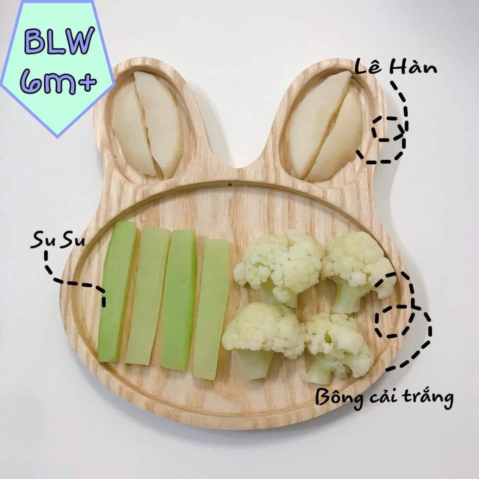 ⭐️Sau khi tìm hiểu em dc biết dưới 1 tuổi sữa vẫn là chính( con hấp thu sữa tốt hơn so vs thức ăn, giai đoạn này chỉ là tập cho con làm quen với nguồn dinh dưỡng khác ngoài sữa thôi)

☘️Để con hứng thú khi ăn, thik ăn và muốn dc ăn, tránh biếng ăn sau này và tập kĩ năng thêm cho con, cũng như là em thật sự ngán cảnh đút cơm cháo 2-3 tiếng đồng hồ, ăn là phải có đam mê chứ không phải là ép con ăn nên em đã chọn phương pháp BLW☺️

💥Thực đơn BLW cho bé 6m+ cũng khá là đơn giản 3 tuần đầu sẽ là rau củ và trái cây:
* Rau củ: hấp hoặc luộc
* Trái cây: trừ bơ và chuối, còn lại các loại khác hấp cho bé( đến 7m+ k cần hấp nữa, hoặc sau khi bé làm quen rồi có thể k cần hấp) chọn trái cây có vị thanh ngọt, hạn chế loại trái cây có vị chua.
Đến tuần thứ 4 bổ sung vào thực đơn thêm: cơm nát , bánh mì lát nướng sơ hoặc áp chảo( tránh mềm qá bé bị hóc)

👉Và dưới đây e xin chia sẻ thực đơn 6m+ cho bé, cho các mom vừa bắt đầu cho bé theo phương pháp này tham khảo thêm nha: 

https://mamibabi.com.vn/thuc-don-an-dam?type=5