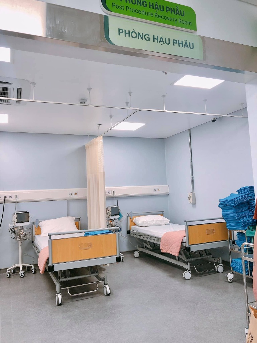 Trải nghiệm Bệnh viện đa khoa Hồng Ngọc Phúc Trường Minh ☺️
...
- Bước đến cổng có bảo vệ đỡ xuống xe và đo nhiệt độ
- Sau đó vào khu test nhanh covid và khử khuẩn, hết khoảng 30p
- Tiếp theo có các bạn nhân viên hướng dẫn và dắt các mẹ bầu đi từng phòng: khám - xét nghiệm nước tiểu - xét nghiệm máu- siêu âm - chạy máy
- Thời gian chờ kết quả xét nghiệm khá lâu (khoảng 1-1,5 tiếng). Trong thời gian này có thể xuống dưới tầng 1 ăn nhẹ, uống nước miễn phí ạ - lúc vào khám mỗi mom được phát 1 phiếu ăn free nha
- Khi có kết quả xét nghiệm, chạy máy đầy đủ thì sẽ đi khám với bác sỹ gây mê, đi nghe kết luận của bác sỹ sản và lên lịch hẹn cho lần sau
- Cuối cùng nếu các mẹ có nhu cầu thì sẽ có 1 bạn nhân viên tư vấn dẫn đi thăm quan và giới thiệu các khu bệnh viện nhé 😂
- Em update thêm ảnh các phòng VIP, phòng riêng, phòng tiêu chuẩn nhé.