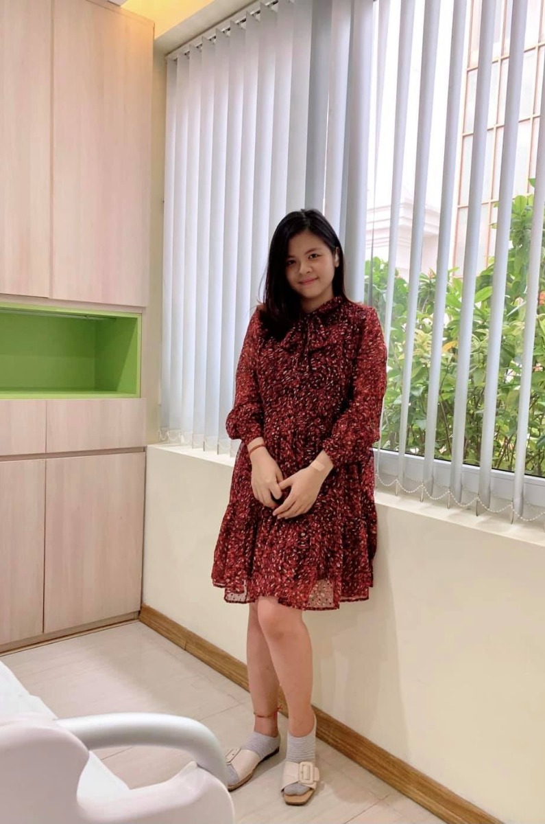 CẢM THẤY BIỂT ƠN! 🙏🏻

Xin chào các mẹ bầu và các mẹ bỉm đã từng sinh và đang thăm khám cũng như tham khảo lựa chọn Bảo Sơn là nơi chào đón đứa con bé bỏng của mình.

- Mình mới sinh hôm 21/06, giờ cơ thể cũng đang dần đi vào quỹ đạo nên mình ngồi viết review cho các mẹ đây. Hơi dài nhé các mẹ.

- Tập 1 năm 2014 mình sinh thường, quan niệm khi đó tới nay vẫn k thay đổi đó là đẻ sẽ rất mệt nên cần lựa chọn bệnh viện bác sĩ tốt là 1, dịch vụ tốt là 2. Khi đó mình đang ở Saigon nên mình lựa chọn Bvqt Hạnh Phúc. Mọi thứ k thể chê vào đâu đc cũng như thời kỳ bầu và sinh bé thứ 1 rất dễ dàng và nhẹ nhàng.

- Tới tập 2 lần này, trong đầu mình vẫn luôn đinh ninh là mình sẽ sinh thường. Khi cấn bầu, mình đã tham khảo các bv từ Vinmec, TC, HN,… nhưng đi sẽ hơi xa với nhà mình, mà mọi người hay bảo đứa thứ 2 sinh sẽ nhanh hơn đứa thứ 1. Nên khi đó mình tham khảo Bảo Sơn vì gần nhà nhất. Khách quan thực sự thì cơ sở vật chất tại Bảo Sơn chưa đc đầu tư mạnh so với những bệnh viện trên nhưng vẫn đủ tiêu chí sạch sẽ, riêng tư. Mà nhất là khi mình check ra thì trc đó các bác sĩ tại BS toàn là trưởng-phó khoa tại các bệnh viện phụ sản. Nên mình quyết định mua gói sinh thường tại BS từ 22w. Bây giờ mình mới thấy đây là lựa chọn sáng suốt của cuộc đời mình.

- Trong các thời kỳ thăm khám thì cũng như nhiều mẹ review, siêu âm bác sĩ nói kỹ càng về các chi tiết của em bé (mặc dù nhiều lúc mình vẫn k hình dung ra 😅😅), suất ăn khi khám xong ở bên khách sạn BS thì mình luôn ăn súp bí đỏ vì mình thấy rất ngon và vừa miệng mình. Thường thì mình sẽ đi khám vào buổi chiều vì vắng hơn, trừ đợt xét nghiệm đường huyết lúc 28w và lấy máu tuần 36 là mình đi khám vào buổi sáng. 

- Tuần thứ 36 mình xn huyết học thì bác sĩ có nói mình bị tiểu cầu thấp và chỉ định mình qua bên viện Huyết học để xét nghiệm kỹ lại về tiểu cầu, nếu quá thấp mà k biến chuyển thì khi sinh mình sẽ phải truyền tiểu cầu. Và cứ cách 10d mình lại lấy máu bên viện HH 1 lần để kiểm tra (tổng 2 lần). Tới khi 38w5d (19/06) tới lịch mình tái khám, bác sĩ check thấy tiểu cầu mình đã tăng hơn và siêu âm vẫn bình thường nên bác sĩ dặn tới 25/06 bên viện HH hẹn mình qua lấy máu thì vẫn qua để chắc chắn 1 lần nữa cho yên tâm vì dự sinh mình 28/06.

- 1:22am ngày 21/06 mình đang ngủ tự nhiên oá nước ra mình tưởng tè dầm, mắt nhắm mắt mở vào nhà vệ sinh để đi vs thì nhìn thấy quần chíp be bét máu, ngó xuống nước tiểu cũng đầy máu như khi còn kinh nguyệt. Hoảng quá gọi mẹ để chuẩn bị vào viện. Thay quần áo rồi thay đồ, lên xe là 1:44am, tới bệnh viện là 1:54am. Đi đến cửa có anh bảo test Covid đã mình bảo “để sau đi em vỡ ối rồi” (rất may trên đường đi không bị oá nước hay gì cả và mình vẫn nghĩ vỡ ối). 

- Lên trên tầng 5 thì chị y tá đưa vào phòng và mình thấy mót đi vệ sinh, mà cũng lại ra máu như ở nhà, chị y tá gọi bác Cốc ra khám trong cho mình thì nước máu lại ào ra, bác Cốc bảo theo dõi thêm 1 lúc. 3p sau bác Cốc lại khám trong cho mình thì máu ào ra như cắt tiết tong tỏng dưới sàn. Mình kịp nghe thấy bác Cốc bảo: “Thôi k đc rồi gọi ekip mổ gấp”. Tới khi đó mình sợ gồng hết cả người lên nhưng cũng chỉ tâm lý là sắp phải mổ, chứ chưa biết chuyện nguy hiểm ntn. 

- Mình được đẩy lên tầng 7, mọi thứ diễn ra nhanh chóng từ tiêm tê vào tuỷ sống, sau đó tấm vải che ngang mình k nhìn thấy bên dưới diễn ra ntn nữa. Phần thân dưới mình tê liệt hoàn toàn, mình bị buồn nôn, buồn ngủ lắm và mình hỏi mình có thể ngủ đc k, bác sĩ gây tê cho mình bảo “em bé chuẩn bị ra rồi, giờ bác sĩ giằng xé bụng mình ntn cũng kệ nhé”. Và đúng là cảm giác bị giằng xé bụng thật sự, k có cảm giác đau nhưng cảm giác bụng mình bị giằng co cho tới khi nghe thấy tiếng em bé khóc. Thực sự là mình cũng k biết dao rạch bụng mình lúc nào 😅🙄

- Mình có hỏi bác sĩ gây tê cho mình là em bé có ok k, khi biết con ổn rồi mình muốn ngủ, mặc kệ bên dưới đc khâu vá ntn. Lúc y tá mặc đồ cho em bé xong và áp má em và má mình, cảm giác mình có cả bầu trời trong tay.

- Rồi mình được nằm truyền và có y tá ngồi theo dõi mình, cho tới khi 2 chân mình co lên đc thì đưa mình về phòng sau sinh. 

- Thời gian kể từ khi ở nhà có dấu hiệu đến lúc em bé ra đời chỉ vỏn vẹn trong vòng 1 tiếng, nhanh hơn vũ bão.

- Mình ở phòng 503 và up to 4 ngày phòng riêng nên người nhà cũng có suất ăn. Vì chồng mình đang ở nước ngoài nên bé lớn 7t của mình cũng vào viện vì ở nhà k ai trông (mẹ mình ở viện chăm sóc mình). Nchung người nhà chẳng phải làm gì cả, bé nhà mình ăn cơm viện ngon lành vì đồ ăn đầy đặn mà ngon miệng, sáng nào cũng chọn ăn phở 😂

- Sau sinh 2 hôm bác sĩ mới nói cho mình biết là mình bị bong rau non, máu ra như cắt tiết, chẳng có cơn gò hay tử cung mở gì cả thì chẳng thể sinh thường đc, chỉ cần chậm 1 chút thôi là phải cắt bỏ tử cung và hỏng em bé 😭😭. Ôi nghĩ tới việc 1 đứa bé đã 39w mà còn k đc làm người chắc mình điên dại mất, cắt bỏ tử cung chẳng có nghĩa lý gì cả. 

- 4 ngày 3 đêm ở viện mình thường xuyên đc các bác sĩ qua hỏi han và các y tá ở đây tận tình chăm sóc, giúp thay bỉm và pha sữa cho em bé ăn. Đến khi mình về bạn y tá Thương còn xách đồ cho mấy mẹ con bà cháu mình lên xe. Mình thì ăn đủ combo đau từ vết mổ, co dạ con, ngực căng nhức. Nếu phải tự làm mọi việc nữa thì chắc ngất 😅😅. 

- Vậy mới thấy sự lựa chọn của mình là sáng suốt, cả đời này biết ơn bác Cốc và ekip mổ cho mình ngày hôm đó, nếu k thì k biết 2 mẹ con mình đang như thế nào. Lựa chọn đẻ dịch vụ thì thích thật nhưng điều quan trọng tiên quyết là bác sĩ chuyên môn tốt hay không. Mà bv BS đang nâng cấp, mấy hôm mình ở viện là hơi ồn do sửa chữa nhưng em bé trộm vía ăn rồi ngủ, còn mình mệt nên cũng ngủ. Hai mẹ con bình an là đc, ồn ào chỉ như gió thoảng qua tai.

- Kính chúc bác Cốc và các y bác sĩ tại bệnh viện BS thật nhiều sức khoẻ để đỡ đẻ cho các mẹ bầu. Chúc bệnh viện đc nhiều mẹ bầu biết tới hơn để lựa chọn là nơi hạ cánh an toàn cho mẹ và bé. 

With Love ♥️