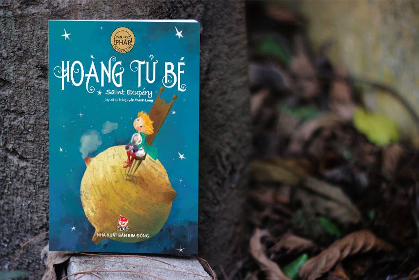 KHÔNG BIẾT LỰA SÁCH GÌ CHO BÉ ĐỂ ĐỌC VÀO MÙA HÈ? THAM KHẢO NGAY NHỮNG CUỐN SÁCH NÀY
1. Những tấm lòng cao cả 

hình ảnh
Tác phẩm huyền thoại về trẻ em này được viết bởi nhà văn người Ý Edmondo De Amicis. Tựa truyện này lấy bối cảnh trong lúc nước Ý đang thống nhất cũng như nói về đề tài yêu nước. Xuyên suốt tiểu thuyết là những vấn đề xã hội như sự nghèo đói, Những tấm lòng cao cả được yêu chuộng vì văn phong giản dị và ý nghĩa giáo dục về tình nhân ái. Những tấm lòng cao cả được viết theo hình thức nhật ký của Enrico Bottini, một cậu học trò 10 tuổi học tiểu học ở Ý.
Tác giả xây dựng hình tượng nhân vật theo hướng hình tượng hóa và gán cho mỗi nhân vật những nét tính cách đặc trưng rất rõ ràng: xấu và tốt. Nên đôi khi tạo cảm giác không hiện thực cho người đọc. Nhưng tác phẩm có một giá trị nhất định và mãi là một tác phẩm nên đọc trong những tác phẩm thuộc loại kinh điển.

2. Nhật ký cậu bé siêu thân thiện 

hình ảnh
Chúng ta cùng tới với nhân vật chính của mùa hè này nhé, Nhật ký cậu bé Siêu thân thiện là đây là phần tiếp theo trong Series Nhật ký chú bé Nhút nhát của tác giả Jeff Kinney. Cuốn truyện tranh này khá vui nhộn và hài hước theo cách của trẻ con ấy. Phần lớn chúng ta đều ít khi nào hiểu nổi những trò đùa của bọn trẻ có gì vui. 

Nhìn tiêu đề chúng ta sẽ tưởng cuốn xoay quanh cuộc sống của Rowley, nhưng không, mọi tình huống đều là những ghi chép của Rowley về cậu bạn thân nhất của mình – Greg. Có thể không sai khi nói rằng tập truyện này chính là Greg – những truyện chưa kể qua góc nhìn của Rowley. Thông qua giọng kể có phần hồn nhiên, ngây thơ của cậu bạn thân, Greg hiện lên với nhiều màu sắc về tính cách hơn, không chỉ là cậu bé lém lỉnh và có phần khôn lanh như thường thấy mà lồng trong đó còn những phần trẻ con khác của cậu ta, có cả xấu, cả tốt, cả ngoan, cả hơi hư… Dù đôi lúc bạn bè khiến ta điên tiết, nhưng với cậu bé tốt bụng như Rowley, Greg – bạn cậu vẫn vô cùng dễ thương, hóm hỉnh. 

 Nhật ký cậu bé Siêu thân thiện là một cuốn sách thiếu nhi đáng đọc vào mùa hè này dành cho các bé nhưng phụ huynh cũng hãy thử đọc đi, để hiểu hơn về thế giới quan của những đứa trẻ để từ đó hiểu chúng hơn. Chú ý là cuốn này hình như chỉ có bán ở FAHASA thôi thì phải, vì trước ra nhà sách khác thì có cuốn này, nên là muốn mua thì cứ chạy ù ra FAHASA nhé. 

3. Liên minh tinh quái 

hình ảnh
Liên minh tinh quái là bộ sách của 3 tác giả người Mỹ Mac Barnett, Jory John và Kevin Cornell. Bộ này đã ra được 2 tập tại Việt Nam và hiện tại 2 tập này chỉ ở bán ở FAHASA thôi, nên là cứ ra thẳng cửa hàng FAHASA gần nhất hay lên web là có sách để đọc.  Bộ sách  này không đơn thuần chỉ là để phục vụ giải trí, mà còn mang lại nhiều bài học quý giá trong cuộc sống cũng như đi sâu vào tâm lý trẻ thơ, rất thích hợp cho các bé đọc vào mùa hè để phát triển tâm lý một cách vui tươi, lạc quan. 

Bộ sách đưa người đọc trở về tuổi niên thiếu, không chỉ thích hợp với tuổi nhỏ mà bất kỳ ai cũng có thể đọc được. Mở đầu sách là câu chuyện bình thường của 2 cậu học sinh cấp 2 tên Miles và Niles. Miles là học sinh vừa chuyển đến trường mới, nhưng bị ấn tượng xấu ngay ngày đầu tiên nhập học và vào danh sách đen của thầy hiệu trưởng Barkin. Còn Niles hoàn toàn trái ngược, cậu là học sinh ưu tú, cánh tay phải của hiệu trưởng và luôn gương mẫu. Nhưng điều đặc biệt là bộ đôi tính cách trái ngược nhau ấy lại tạo nên “liên minh tinh quái” chuyên đi chơi khăm người khác, nhưng đa phần các trò tinh nghịch ấy chỉ nhắm vào những ai có hành vi bắt nạt học đường hay lợi dụng quyền lực để chèn ép kẻ yếu. 

Liên minh tinh quái đã đem lại tiếng cười cho hàng triệu độc giả trên thế giới, giúp các bạn ở độ tuổi thiếu nhi có suy nghĩ logic, tư duy mạch lạc hơn. Vậy thì còn chần chừ gì mà không tậu ngay cuốn sách này về để các bé đọc ngấu nghiến cả hè.  

4.  Hoàng Tử Bé – Antoine de Saint-Exupery

hình ảnh
Hoàng Tử Bé đã kể nên một câu chuyện về hành trình khám phá những điều mới lạ trong cuộc sống của một hoàng tử nhỏ tuổi. Thông qua câu chuyện về sự mở mang kiến thức của hoàng tử nhỏ khi đi đến những nơi khác nhau trên Trái Đất. Trẻ có thể học được cho chính mình những bài học giá trị và có thể nghĩ về những điều mình mong muốn được khám phá giống như nhân vật của câu chuyện. Cuốn sách được bình chọn là tác phẩm hay nhất thế kỉ 20 ở Pháp, đồng thời cũng là cuốn sách Pháp được dịch và được đọc nhiều nhất trên thế giới. Với 250 ngôn ngữ dịch khác nhau kể cả phương ngữ cùng hơn 200 triệu bản in trên toàn thế giới, Hoàng tử bé được coi là một trong những tác phẩm bán chạy nhất của nhân loại. 

Mỗi giai đoạn của trẻ đều cần những lượng kiến thức từ sách sao cho phù hợp. Bậc phụ huynh cần có sự lựa chọn kỹ càng về các tựa đề sách phù hợp. Chọn đúng sách cho con là một điều quan trọng trong suốt hành trình phát triển của trẻ. Bởi sách đối với trẻ nhỏ là một nguồn tri thức quý giá. Hãy xem ngay những đề xuất trên và mua cho trẻ những quyển sách thích hợp nhất.