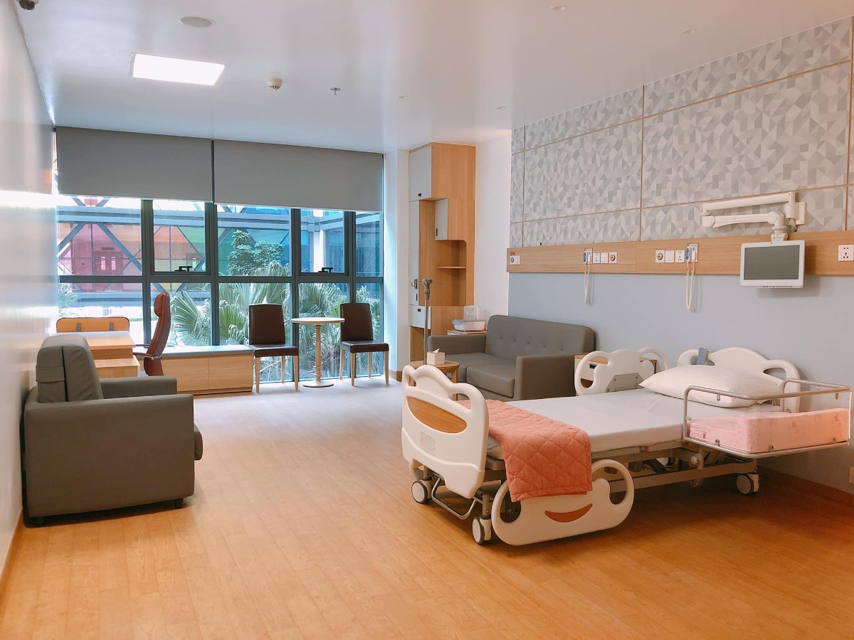 Trải nghiệm Bệnh viện đa khoa Hồng Ngọc Phúc Trường Minh ☺️
...
- Bước đến cổng có bảo vệ đỡ xuống xe và đo nhiệt độ
- Sau đó vào khu test nhanh covid và khử khuẩn, hết khoảng 30p
- Tiếp theo có các bạn nhân viên hướng dẫn và dắt các mẹ bầu đi từng phòng: khám - xét nghiệm nước tiểu - xét nghiệm máu- siêu âm - chạy máy
- Thời gian chờ kết quả xét nghiệm khá lâu (khoảng 1-1,5 tiếng). Trong thời gian này có thể xuống dưới tầng 1 ăn nhẹ, uống nước miễn phí ạ - lúc vào khám mỗi mom được phát 1 phiếu ăn free nha
- Khi có kết quả xét nghiệm, chạy máy đầy đủ thì sẽ đi khám với bác sỹ gây mê, đi nghe kết luận của bác sỹ sản và lên lịch hẹn cho lần sau
- Cuối cùng nếu các mẹ có nhu cầu thì sẽ có 1 bạn nhân viên tư vấn dẫn đi thăm quan và giới thiệu các khu bệnh viện nhé 😂
- Em update thêm ảnh các phòng VIP, phòng riêng, phòng tiêu chuẩn nhé.