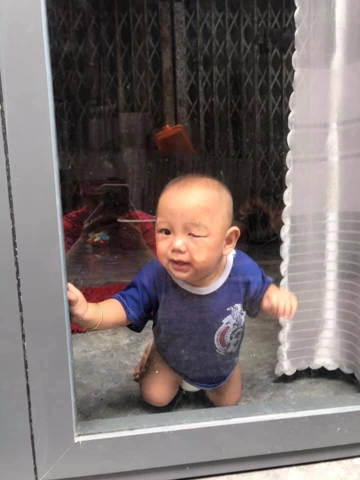 -Nhờ Chồng trông con 1 tí 🙂 

Mẹ đi ra ngoài 1 tí, BA để ý 2 con nhé. Đóng cửa cẩn thận , nó bò ra đường là mệt đấy. Ok Ok 🙂, lúc về thấy THẰNG BA NÓ đang ngủ, mà gọi không nghe. 

( nhìn kĩ là sẽ thấy Ba nó đang ngủ ở trong ) 🙄😂

Nguồn: Mỹ Duyên