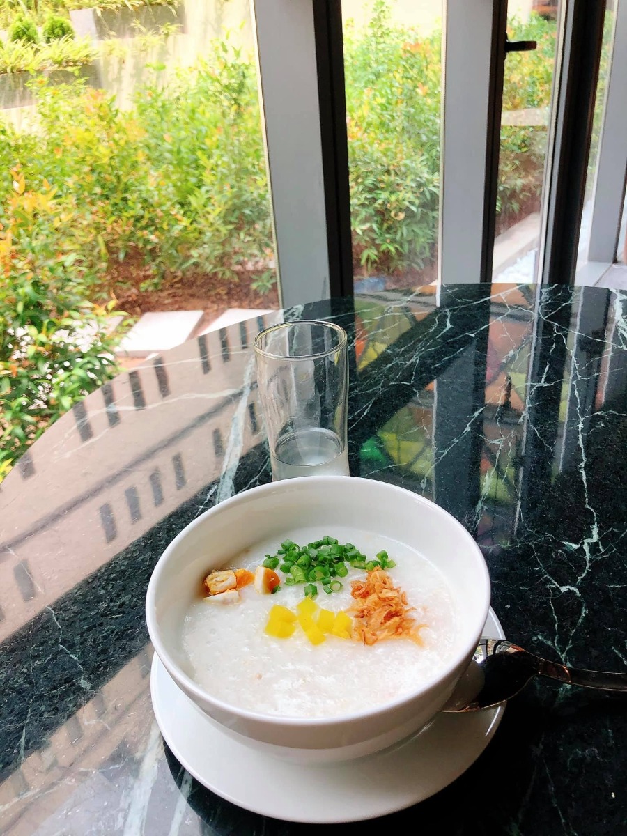 Trải nghiệm Bệnh viện đa khoa Hồng Ngọc Phúc Trường Minh ☺️
...
- Bước đến cổng có bảo vệ đỡ xuống xe và đo nhiệt độ
- Sau đó vào khu test nhanh covid và khử khuẩn, hết khoảng 30p
- Tiếp theo có các bạn nhân viên hướng dẫn và dắt các mẹ bầu đi từng phòng: khám - xét nghiệm nước tiểu - xét nghiệm máu- siêu âm - chạy máy
- Thời gian chờ kết quả xét nghiệm khá lâu (khoảng 1-1,5 tiếng). Trong thời gian này có thể xuống dưới tầng 1 ăn nhẹ, uống nước miễn phí ạ - lúc vào khám mỗi mom được phát 1 phiếu ăn free nha
- Khi có kết quả xét nghiệm, chạy máy đầy đủ thì sẽ đi khám với bác sỹ gây mê, đi nghe kết luận của bác sỹ sản và lên lịch hẹn cho lần sau
- Cuối cùng nếu các mẹ có nhu cầu thì sẽ có 1 bạn nhân viên tư vấn dẫn đi thăm quan và giới thiệu các khu bệnh viện nhé 😂
- Em update thêm ảnh các phòng VIP, phòng riêng, phòng tiêu chuẩn nhé.