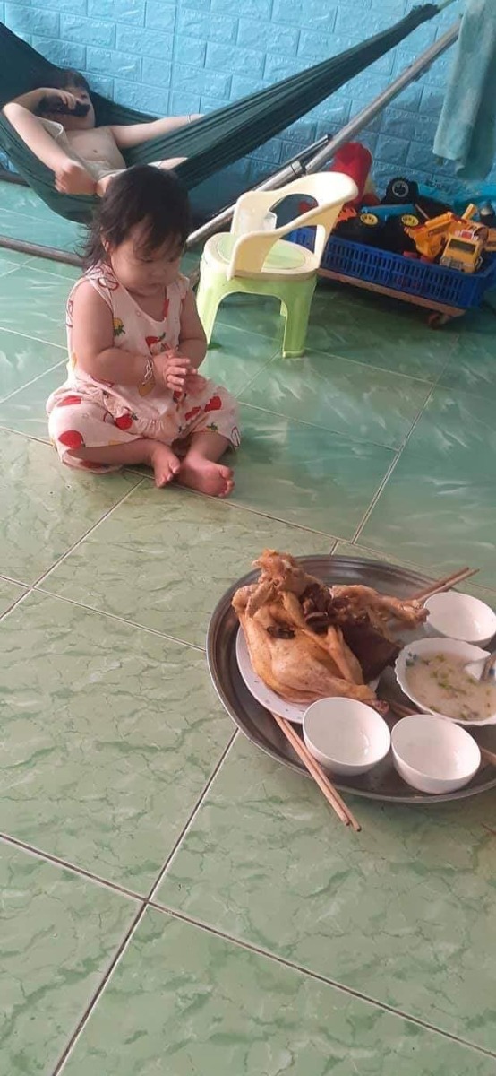 Bữa nay nhà bà chị t cúng mùng 5,mà sơ hở là mất cái đầu gà vs nó liền, con gái út của bả..😂
Cre: Minh Chien Pham
