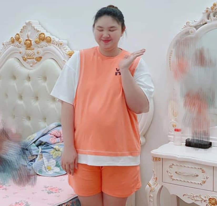SỰ THAY ĐỔI ĐỘT NGỘT DO THAI KỲ CỦA CÔ GÁI KHIẾN CHÔNG KHÔNG THỂ NHẬN RA SAU MỘT THỜI GIAN ĐI CÔNG TÁC...

Vũ Hồng Anh (quận Hà Đông, Hà Nội) sinh con đầu lòng vào năm 2019. Lần mang thai đầu tiên cô tăng tất thảy 36 kg, ngoại hình phát tướng, thay đổi như một người khác hoàn toàn. Sau khi sinh xong 1 thời gian, Hồng Anh bắt tay vào giảm cân bằng cách ăn theo phương pháp Keto kết hợp tập luyện. Đáng ngưỡng mộ là sau khoảng thời gian ngắn, bà mẹ trẻ đã tống khứ toàn bộ mỡ thừa trên cơ thể, cân nặng về mưac 53 kg, thon gọn hơn cả thời son rỗi...

Thế nhưng, vừa đẹp chưa được bao lâu thì Hồng Anh lại mang thai lần thứ 2. Trong lần mang thai này, Hồng Anh tăng cân khủng hơn lần trước, tổng 40 kg. Khi lên bàn đẻ, cân nặng gần chạm mốc 94 kg...!

Cre: Afamily