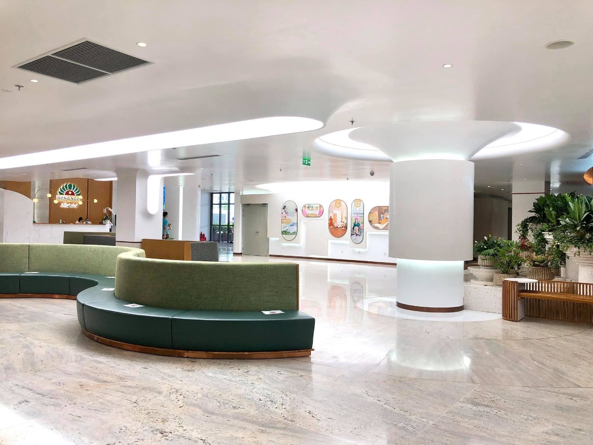 Trải nghiệm Bệnh viện đa khoa Hồng Ngọc Phúc Trường Minh ☺️
...
- Bước đến cổng có bảo vệ đỡ xuống xe và đo nhiệt độ
- Sau đó vào khu test nhanh covid và khử khuẩn, hết khoảng 30p
- Tiếp theo có các bạn nhân viên hướng dẫn và dắt các mẹ bầu đi từng phòng: khám - xét nghiệm nước tiểu - xét nghiệm máu- siêu âm - chạy máy
- Thời gian chờ kết quả xét nghiệm khá lâu (khoảng 1-1,5 tiếng). Trong thời gian này có thể xuống dưới tầng 1 ăn nhẹ, uống nước miễn phí ạ - lúc vào khám mỗi mom được phát 1 phiếu ăn free nha
- Khi có kết quả xét nghiệm, chạy máy đầy đủ thì sẽ đi khám với bác sỹ gây mê, đi nghe kết luận của bác sỹ sản và lên lịch hẹn cho lần sau
- Cuối cùng nếu các mẹ có nhu cầu thì sẽ có 1 bạn nhân viên tư vấn dẫn đi thăm quan và giới thiệu các khu bệnh viện nhé 😂
- Em update thêm ảnh các phòng VIP, phòng riêng, phòng tiêu chuẩn nhé.