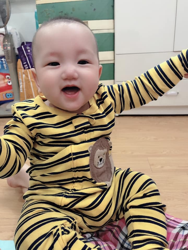 REVIEW ĐI ĐẺ Ở VIỆN PSTW CHO MẸ NÀO CẦN NHÉ Ạ 🥰 

Vì nhiều bạn bè hỏi e đi đẻ ở pstw và đẻ ntn nên tiện đây e viết 1 thể luôn cho mẹ nào cần ạ. Bài viết có thể hơi dài mng cố gắng đọc hết nhé 🤣 

Sáng ngày 24/12 tầm 10h đi wc thì e thấy bung nút nhầy nhg chưa đau bụng hay ra máu gì. Nên vẫn bình tĩnh đi ra hàng gội đầu gội cho sạch sẽ xong về tắm rửa. Đến tầm 12h bắt đầu có cơn đau bụng nhg vẫn nhẹ nhàng thôi, nên vẫn ở nhà đợi tiếp. Vì lúc đó e ở nhà ngoại ngay trên Hàng Đậu cách pstw có 1-2 cây thôi nên đến 3h chiều khi thấy cơn đau dồn dập hơn mới xách giỏ đi vào viện 🤣 ce nào mà ở xa thì nên vào viện luôn nhé chứ đừng ở nhà đợi vì cơ địa mỗi ng khác nhau, tốt nhất khi thấy có dấu hiệu sắp đẻ thì xách mông đi ngay và luôn ạ 🤣 

Vào pstw thì vào thằng khoa cấp cứu ở tầng 1 toà BC cổng Tràng Thi nha các mẹ. Vào khoa cấp cứu r thì sẽ đc trải nghiệm ngay cảm giác khám trong cực kì thốn ở ngay phòng đầu tiên nhé 🙂 e vào viện tầm 3h30h, khi ấy bsi khám trong thì chưa mở phân nào. Nên bsi cho đi siêu âm r nằm chạy máy xem có cơn gò chưa. Sau khi xong xuôi thì kết quả là có cơn gò nhg chưa nhiều, nhg vì e đau bụng nên bsi giữ lại theo dõi. Từ khi vào viện đến hơn 6h tối vẫn ko mở phân nào, nhg bụng thì vẫn cứ đau và đau ngày 1 nhiều hơn. Trong suốt tgian nằm theo dõi thì e đc bsi đo huyết áp, đo tim thai liên tục và cũng ko quên khám trong đến 3 lần 🙃 đến khoảng 6h30 tối thì 1 chị bsi vào đo tim thai cho e và bảo tim thai vẫ bt, ctc cũng chưa mở nhg k hiểu sao e lại vẫn đau bụng rất nhiều nthe. Chị ý còn hỏi e hay e có ăn j lạ nên bị đau bụng ko 😅 e bảo ko đau bụng đi i* nó khác e biết mà đây k phải đau bụng đi i* đâu c. Như kiểu mình giả vờ đau bụng để đi đẻ vậy nên đây là điểm trừ đầu tiên trong hành trình đi đẻ của e ở đây nhé 😆 

Sau khi chị bsi kia đi r thì e bực mình nên cố dậy đi vào phòng cấp cứu đòi khám tiếp xem đc đẻ chưa 🤷‍♀️ và lần này bsi hô mở 1p, thụt thôi 🤪 trong đầu lúc ý đang liên tưởng đến việc phải uống 1 cốc nước trắng ởn như thuốc sổ để đi i* hết ra, nhg ko nha. Bsi dùng 1 cái ống dài thụt phát vào đ.ít mình, rất nhẹ nhàng và mát lạnh 🤣 chỉ 1s sau là cơn buồn i* ập đến :)) thế là e thay qáo của viện r vào đi i* 😂 xong xuôi thì quay lại lấy nốt giấy tờ r theo bsi đi lên tầng 7 là phòng đẻ nhé. Tạm biệt người nhà và cuộc vượt cạn chỉ có 1 mình bắt đầu từ đây 🙃 

Tầng 7 là khoa đẻ của pstw. Lên cùng e hôm đó có 2 mẹ nữa. Sau khi 3 ng bọn e vào trong thì ôi thôi có bác bảo vệ khoá trái cửa luôn. Ng nhà ko đc vào và sản phụ cũng k đc ra nữa. Cần đưa đồ j thì ở bên cạnh cửa có 1 ô vuông chỉ thò vừa 1 cánh tay đc thôi nhé. Tiếp theo là vào phòng khai tt cá nhân, và lại leo lên bàn khám trong lần nữa 😩 đến đoạn này thì e đau quá nên ng co như con tôm, bsi mới bảo thế này tí làm sao mà đẻ đc. Nhg đau quá r nên coi như điếc. 

Xong bọn e đc chuyển sang phòng chờ đẻ. Hôm e đi đẻ đúng đêm noel nên có vẻ vắng hơn 😅 còn thừa khá nhiều giường. Vào đây thì sẽ đc nằm chạy máy. Cảm giác chạy máy lúc này khá là thốn vì người đau mỏi, bụng thì cứ quặn lên từng cơn nhg vẫn phải cố nằm im 1 tư thế. Sau khi chạy máy xong thì là quãng thời gian chờ đợi dài dằng dặc để đc đẻ. Vì e vẫn chưa mở thêm phân nào nên bsi bảo phải đợi thôi, ai đẻ lần đầu cũng vậy 🙂 và dần dần thì cơn đau càng ngày càng tăng. Đến khoảng 12h e đau quá mới mò sang phòng bên cạnh để khám trong tiếp, lúc ý mới mở 2p 😅 bsi mới dặn khi nào về đau 10p 3 cơn thì vào đây tiếp. Mò về đc đến giường đau thấy ông bà vải luôn r, hết nằm lại ngồi. Hết ngồi lại cố đứng. Đau nhg vẫn cố hóng hớt để xem những mẹ khác đẻ ntn. À nói thêm ở phòng chờ đẻ thì sẽ có 2 phòng to. Mỗi phòng khoảng chục giường. Hôm e đẻ vì là buổi đêm thì thấy là những mẹ nào chưa có cơn đau thì sẽ vào 1 phòng để ngủ. Còn lại những mẹ nào k ngủ đc thì sẽ tụ tập ở phòng còn lại. Điểm trừ tiếp theo ở đoạn này là 2 phòng chờ đẻ nhg có đúng 1 wc ở góc trong của phòng bên tay trái. Có 1 lúc e buồn đi đ.ái mà phải ôm cái bụng lết từ phòng bên kia sang phòng bên này, cảm giác xa như đi từ nhà ngoại về nhà chồng vậy 🙄 điểm trừ tiếp theo nữa là trong cơn đau đẻ vật vã thì chỉ có 1 mình, hoàn toàn k đc gặp ng nhà mà nhất là gặp chồng. Ít ra trong lúc đau đớn vật vã khổ sở thì phải cho chồng chứng kiến mà thấy thương vợ hơn chứ 😅 nhg ko, chỉ có mấy anh hộ lý nam đi ra đi vào hỏi xem đau lắm chưa e mà thôi 😅😅😅 

Khoảng hơn 1 tiếng sau e đau hết chịu nổi r nên lại mò sang phòng bên cạnh để xin khám tiếp. Lần này có 1 anh bsi hay hộ lý gì đó khám, vì thấy e đau quá nên anh í cho e nằm chạy máy luôn trên cái bàn đẻ. Lúc nằm trên ý vẫn cố sức gọi ft cho chồng 1 cuộc khóc tu tu kêu vợ đau quá 😅 sau đó là e đau quá nên giãy vs vặn mình tuột hết cả dây máy ra, suýt thì rơi luôn xuống xô c*ứt ở đấy 🤣 nên bsi lại bê e về phòng chờ đẻ nằm tiếp vì phải mở 4p mới tiêm giảm đau đc chứ bh thì chịu, phải chờ thôi e 🤣 lúc ý đau quá e xin mổ mà ko đc mổ, mặc dù người nhà e có ng quen đó mà cũng ko đc mổ, bsi khuyến khích đẻ thường đến cùng. E bắt chồng gọi hết cho ng nhà để nhờ xin mổ cho e mà ko đc. Thế là đêm dài như vô tận, về phòng chờ đẻ e cứ nằm rên như chó con bị bỏ đói. Cứ 3-4p lại 1 cơn đau, cứ như thế đến sáng hsau 7h chồng e mới đc mò lên thăm vợ. 

Thế là cả 1 đêm em mở có 2p. 6h sáng khám lại mới lên đc 3p. Đến tầm gần 8h thì tất cả sản phụ sẽ đc khám lại hết 1 lượt xem mở bn phân r thì may quá lúc ý e mở 4p r. Đc bê đi tiêm gây tê luôn và ngay 🤣 gây tê sẽ nằm co chân lên giống dáng con tôm đó mng, bsi sẽ sát trùng sống lưng r tiêm thẳng vào cột sống. Phải nói là sau khi đc tiêm tê e mới có cảm giác mình sống lại 🤣 cơn đau dịu dần và e ngù thiếp đi đc 1 lúc. Sau đó thì bsi bấm ối cho e để e bé xuống nhanh hơn. Bấm xong thì k hiểu sao 1 lúc sau nc ối của e nghe bsi nói loáng thoáng là chuyển màu xanh r. Cho đi mổ gấp thôi 🙄 nhg đợi mãi k thấy đc đi mổ bsi bảo phải xét nghiệm máu xem có vđề j ko đã. Thế là e lại nằm đợi. R từ đây e cứ thấy người nóng bừng, toát hết mồ hôi xong là cứ ngủ thiếp đi k biết j hết. Sau khi tỉnh dậy thì tự dưng thấy bn bsi vây quanh mình đang chằng dây vào ngón tay, r cho e thở cả oxy. Lúc này mới nghĩ trong đầu thôi bỏ mẹ r chả lẽ mình sắp tèo 😬 sao ko thấy ai phải chăng dây mà mình lại bị lắm dây lắm máy móc thế. Mới hỏi anh hộ lý thì a ý bảo e bị huyết áp tăng đột ngột, người thì sốt 38 39 độ 😅 anh ý còn hỏi trong quá trình khám thai e có bị huyết áp cao bao giờ ko thì e bảo ko. Thế r a ý bảo đây lả 1 trường hợp kiểu như biến chứng nhẹ trong lúc đẻ. E ko có cơn rặn, bsi thử cho rặn thì huyết áp lại lên cao vút. E nằm theo dõi khoảng 2 tiếng, có lúc tỉnh lại thấy anh hộ lý í đi vào ngó cái màn hình máy huyết áp của e r lắc đầu 😅 tự hỏi sao vẫn chưa ai bê mình đi mổ vậy 🥲 sau đó thì bsi tiêm kháng sinh cho e nên e tỉnh táo hơn để tiếp tục đẻ 🙄 bsi cứ bảo thử rặn e nhé khi nào a hô rặn là rặn. Có 2 chị còn kéo chân cho e. Nhg vẫn như vậy cứ rặn 1 cái huyết áp lại lên. Lúc ý là gần 12h r e vẫn chưa đẻ đc. Sau đấy e lại nghe bsi gọi bảo cho e đi mổ lần 2 😅. Gọi chồng lên lần 2 kí giấy tờ xong xuôi hết r, đứng đợi ngay cửa trong tư thế sẵn sàng khiêng vợ đi mổ. Thì bỗng dưng anh bsi trực chính của ekip ngày hôm í bước vào như 1 vị thần. Sau vài phút nghe tình hình của e thì anh phán luôn 1 câu đẻ thường đc, để anh 😬😬😬 và đúng thật. Anh banh chân em ra cái và hô RẶN, RẶN MẠNH VÀO CON NÓ Ở NGAY ĐÂY RỒI KO CỐ MÀ ĐƯA NÓ RA ĐC À. Ok anh nghe thế e lấy hết sức bình sinh rặn 1 hơi cũng dài như từ nhà ngoại về nhà nội, kèm theo chị hộ lý bên cạnh ra sức ấn bụng. Và e cảm giác thấy 1 tiếng roẹt nhg ko đau, nhg e biết là anh vừa rạch cho e 1 đường rồi 🙃 sau cú rạch của anh thì cũng là lúc thằng con e nó tòi ra luôn. Ngàn lần đội ơn anh huhu nhẹ hết cả bụng và e thở phào nhẹ nhõm đc r 😭 
Vì e bị sốt nên con ko đc áp da vs mẹ mà đc cho ra nằm đèn. Sau khi đẻ xong thì e nằm đúng kiểu phơi thây trên bàn đẻ, 2 chân dạng tè he ra cho chị hộ lý khâu. Mọi ng cứ bảo lúc khâu còn đau hơn đau đẻ nhg e khâu lại ko có cảm giác đau là gì nhé. Chắc đc tiêm tê nhiều 😅 khâu khá lâu phải 20p mới xong. Sau đấy thì e đc chuyển ra xe đẩy về phòng sau sinh. Vào phòng nằm xong xuôi thì em bé đc bsi bế vào sau. 

Vì e đẻ thường nên hôm sau đc ra viện luôn. E phải tiêm kháng sinh nên bsi bảo nếu muốn ở lại theo dõi cho chắc thì ở thêm 1 ngày nữa, nhg e chọn về nhà cho thoải mái. E vẫn đăng kí phòng dịch vụ 3 giường/phòng. Giá phòng hình như hơn 1tr e k nhớ chính xác. Sau sinh thì e có dùng thêm dv lấy máu gót chân cho con, sàng lọc tim bẩm sinh, chiếu tia plasma cho mẹ. Chi phí tổng là tầm 8tr, e có BHYT. Trong đó bao gồm tiền cảm ơn ekip bsi 3tr, tiền giảm đau 1tr5, lấy máu gót chân 500k, chiếu tia plasma 250k, tiền khám + tiền giường hơn 2tr nữa. 

Mọi ng bảo sao ko đẻ dịch vụ, r mổ chủ động cho đỡ đau. Vì e chửa rất to, ai gặp e ngoài đời thì biết ạ. Lần nào đi khám bsi cũng tưởng sinh đôi 🙃 nhg e xác định tư tưởng ngay từ đầu là e đẻ ở pstw, nhỡ có vấn đề gì còn yên tâm. Và đúng là trong lúc đẻ e gặp vấn đề thật. Nếu ở viện khác thì chắc e bị bê đi mổ luôn r. Nhg ở đây các bsi vẫn giữ cho e đẻ thường đc đến cùng, mà e cũng chắc chỉ ở đây bsi giỏi mới dám để e nằm sốt 2 tiếng trên bàn đẻ như vậy. Nên là sau này nếu e có đẻ đứa nữa thì e vẫn chọn đẻ ở pstw nhé 🤪
