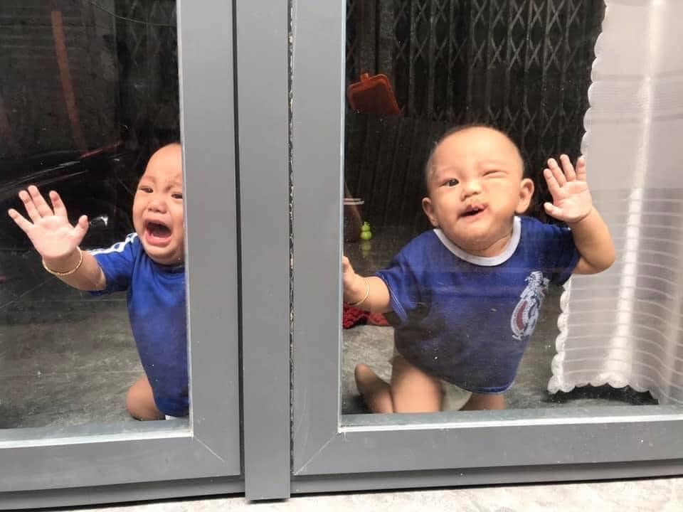 -Nhờ Chồng trông con 1 tí 🙂 

Mẹ đi ra ngoài 1 tí, BA để ý 2 con nhé. Đóng cửa cẩn thận , nó bò ra đường là mệt đấy. Ok Ok 🙂, lúc về thấy THẰNG BA NÓ đang ngủ, mà gọi không nghe. 

( nhìn kĩ là sẽ thấy Ba nó đang ngủ ở trong ) 🙄😂

Nguồn: Mỹ Duyên