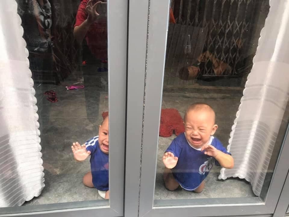 -Nhờ Chồng trông con 1 tí 🙂 

Mẹ đi ra ngoài 1 tí, BA để ý 2 con nhé. Đóng cửa cẩn thận , nó bò ra đường là mệt đấy. Ok Ok 🙂, lúc về thấy THẰNG BA NÓ đang ngủ, mà gọi không nghe. 

( nhìn kĩ là sẽ thấy Ba nó đang ngủ ở trong ) 🙄😂

Nguồn: Mỹ Duyên