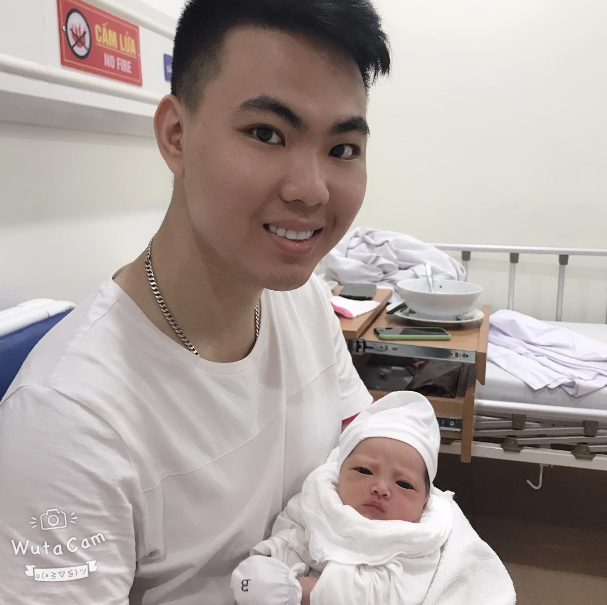 Nhật kí đi sinh tại Bắc Hà:

- Biết đến BH đungs dịp Tết qua quảng cáo của FB, tìm hiểu qua về chi phí nhưng rồi cũng để đó vì mình đã xác định đki bv khác. Tình cờ thế nào dịp 8/3 lại thấy bài quảng cáo tại BH hiện lên và trùng hợp là con gái của bạn thân bố mẹ mình cũng dki tại BH và chia sẻ rất okela nên 1 lần nữa quyết tâm tìm hiểu kĩ hơn. Quyết định hẹn bạn tư vấn qua trực tiếp bệnh viện để tham khảo.

- 1 chiều thứ 7 đẹp trời, mẹ và 2 vc mình qua để được tư vấn. Ấn tượng đầu tiên là có chú bảo vệ cầm ô và ra mở cửa xe rất tận tình, hướng dẫn vào khu khai báo y tế rồi đợi bé Huyền xuống tư vấn. Mình được tặng 1 buổi khám siêu âm 4D miễn phí tại buổi này coi như là trải nghiệm thực tế luôn. Mình được đưa đi từng tầng để giới thiệu, đưa qua từng phòng để khám và siêu âm. Sau vài tiếng trải nghiệm thì 2 vc qdinh cọc 1 khoản tiền để đki gói sinh ở BH mốc tuần 36😀

- Gói sinh ở đây bao gồm số lần được thăm khám, siêu âm, làm các xét nghiệm tương ứng vs từng gói. Hẳn mọi người nghĩ w36 mới được khám thì chả dùng được mấy nhưng không đâu. Mình được kích hoạt gói này luôn từ lúc đăng kí là w25. Lỡ mà có dùng hết số lần khám thì những lần sau phát sinh bao lần thì thanh toán riêng sau.

- Mọi chuyện diễn ra bình thường cho đến w32, mình phát hiện ctc tụt thảm hại 😢. Nhân đây mình đội ơn bs Lợi ( Bs siêu âm) rất nhiều vì đã phát hiện, theo dõi cho 2 mẹ con mình liên tục, đưa ra những tư vấn. BS động viên mình, cố gắng đặt ra từng mốc và vượt qua, qua mốc 34 để ko phải tiêm trưởng thành phổi, qua mốc 36 để con đảm bảo cân nặng ko bị sinh non. Và kì diệu là mình cán đích tại 37w1d. 🥰

- Chặng đường tưởng đơn giản nhưng ko hề các mẹ ạ. w32 phát hiện ctc tụt. w33 được chỉ định nhập viện PSTW theo dõi 5n thì về. để tiện gần nhà mình vẫn thăm khám siêu âm tại BH, tại đây mình gặp BS Phương. Mình nghĩ chỉ gặp bs vui tính nếu là các bs về Nhi khoa thui, nhưng BS PHương vui tính gấp bội lần. 😄😄😄mọi lo âu, buồn phiền của mình mỗi lần chia sẻ vs anh là anh lại vừa đùa vừa trấn an mình. BS hẹn khi nào đẻ thì gọi anh đỡ cho. Nhưng đời ko như mơ là đùng phát 2:30 đêm vỡ ối, 2 vc phi vào bệnh viện đúng hôm ko phải ca trực của bs Phương và vì ctc mở nhanh quá, sau 2 tiếng là mình đã gặp thiên thần của mình rồi nên BS cứ trách mãi là " Sao mày ko gọi anh, bảo e sắp đẻ rồi anh vào luôn đi chứ" và hẹn mình lần 2 sẽ theo dõi mẹ con mình ngay từ đầu luôn. để mà kể thì nhiều lắm nhưng 1 lần nữa e cảm ơn anh rất nhiều vì đã hỗ trợ mẹ con em trước và sau sinh 1 cách thuận lợi ạ. 😍

♥️Đội ngũ bác sĩ, y tá, điều dưỡng hay các bạn tư vấn đều vô cùng nhiệt tình, tận tâm và yêu thương 2 mẹ con mình như ng nhà vậy.
Hiện bé nhà mình đã được 17 ngày. Tiếc là hôm ra viện không được gặp mọi người để cảm ơn. bạn sau mình cũng sẽ đặt niềm tin tại BH. Cảm ơn đại gia đình BH rất nhiều♥️