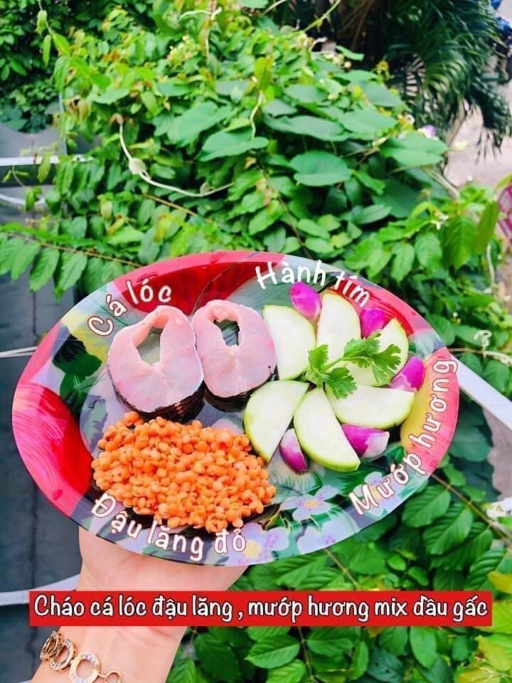 Gửi các mẹ một số công thức nấu cháo ngon bổ dưỡng cho con nhờ bổ sung thêm các hạt dinh dưỡng. 

Trên app còn nhiều công thức lắm, các mẹ xem tại đây: https://mamibabi.com.vn/thuc-don-an-dam?type=3

Các mẹ thay đổi cho bữa ăn của con thêm đa dạng phong phú nhé. 
HẠT HỮU CƠ ĂN DẶM CHO BÉ
🌰 Các loại hạt hữu cơ dùng để nấu cháo, soup, làm sữa hạt cho bé ăn dặm 🌰
👉 Mẹ nào có con đang trong độ tuổi ăn dặm mà bỏ qua các loại hạt này là một thiếu sót rất lớn đó.
💖 Mỗi loại hạt mang 1 sứ mệnh khác nhau, 1 công dụng khác nhau.
- Hạt diêm mạch ( hay còn gọi là hạt Quinoa ) - Markal
- Hạt kê vàng hữu cơ Markal
- Đậu Hà Lan hữu cơ Markal
- Đậu gà hữu cơ Markal
- Đậu lăng đỏ hữu cơ Markal
👉 Mẹ ngâm các loại hạt, đậu trước khi chế biến nhé :
- Đậu gà, đậu lăng đỏ, đậu Hà Lan cần ngâm 12 giờ trước khi chế biến
- Hạt kê vàng ngâm 8 giờ
- Hạt diêm mạch ( Quinoa ) ngâm 4 giờ
- hạt chia không cần ngâm trước.