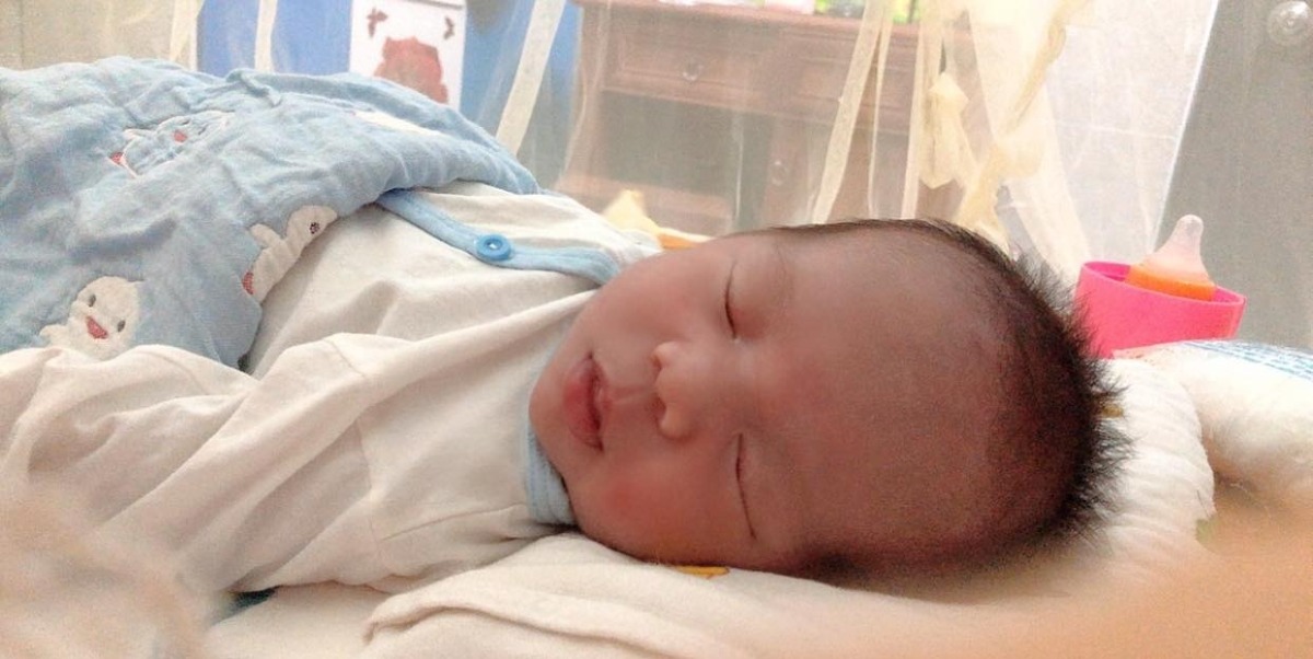 Bao sóng gió cuối cùng thì hai mẹ con cũng tạm bìh yên xin chào các mom .Trâu tháng 6 của các mom sao rồi ạ . Mìh dự sinh 11/6 mà 27/5 trâu đã đòi ra rồi nay con mìh đã đc 23ngày r 🥰🥰🥰